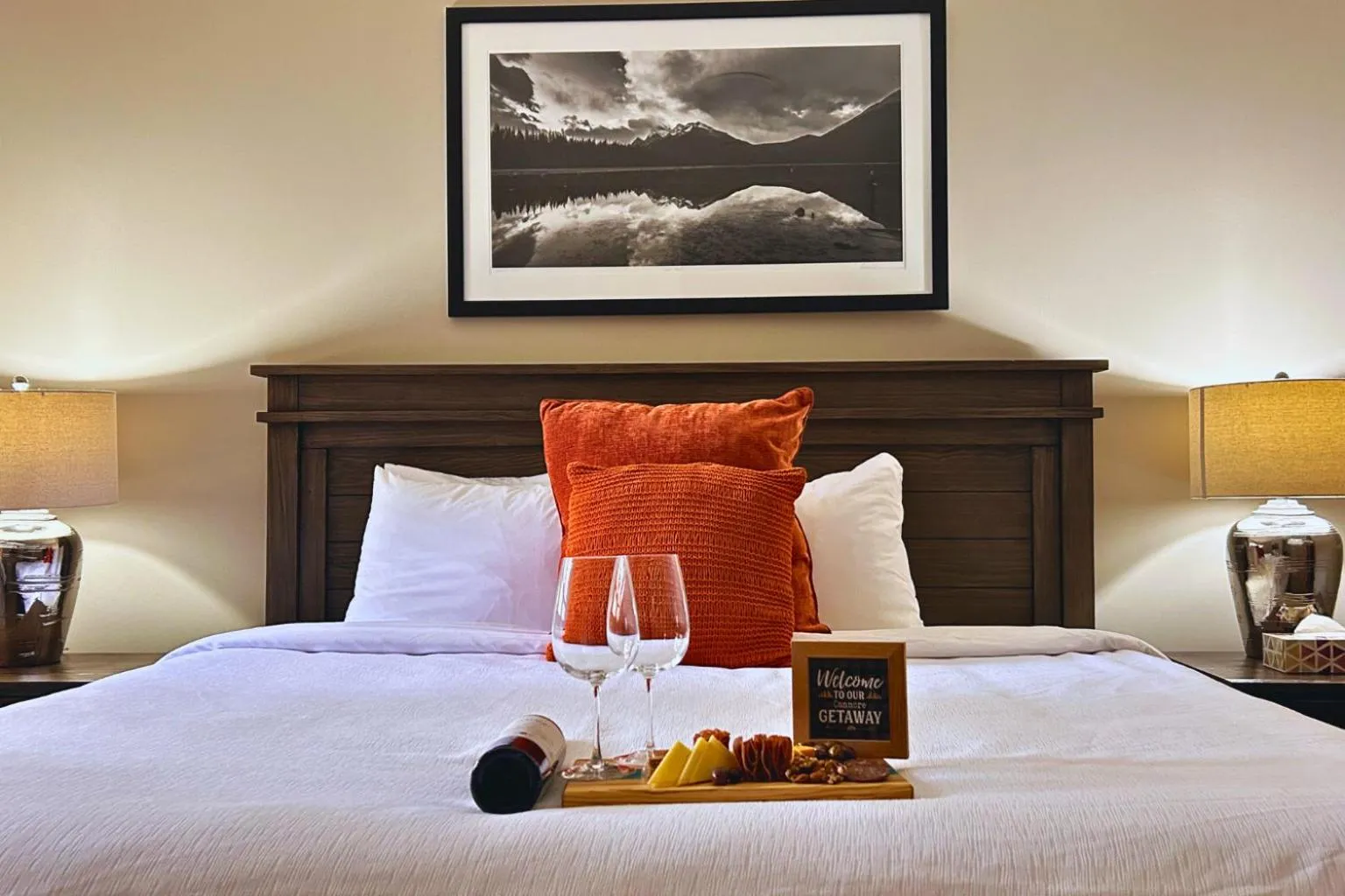 Bed in Suites with Pool & Hot tubs managed by Little Sister Getaways