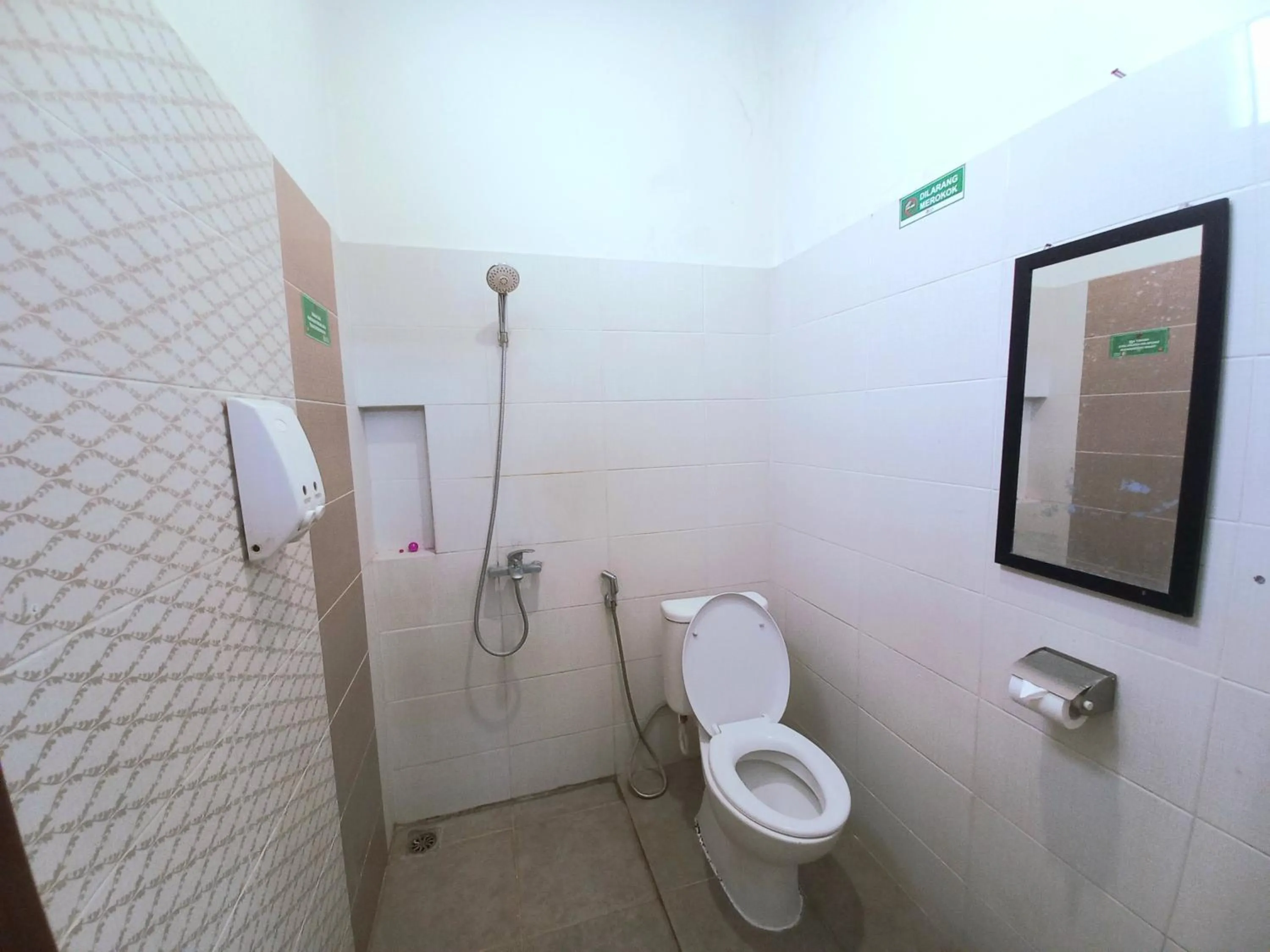 Shower in Homestay Jogja dekat Malioboro by Simply Homy