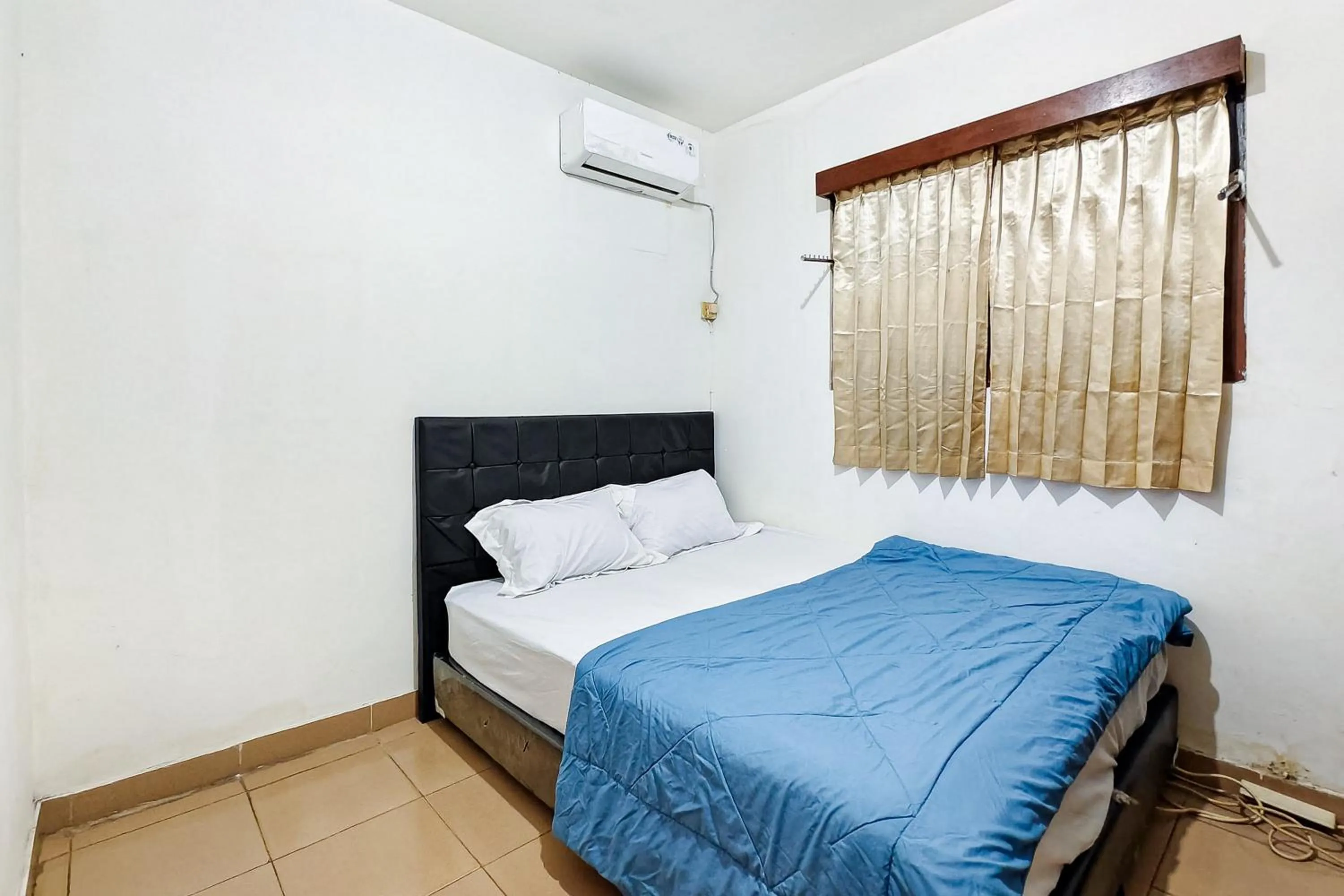 Bedroom, Bed in Danysa Guest House Jakarta RedPartner