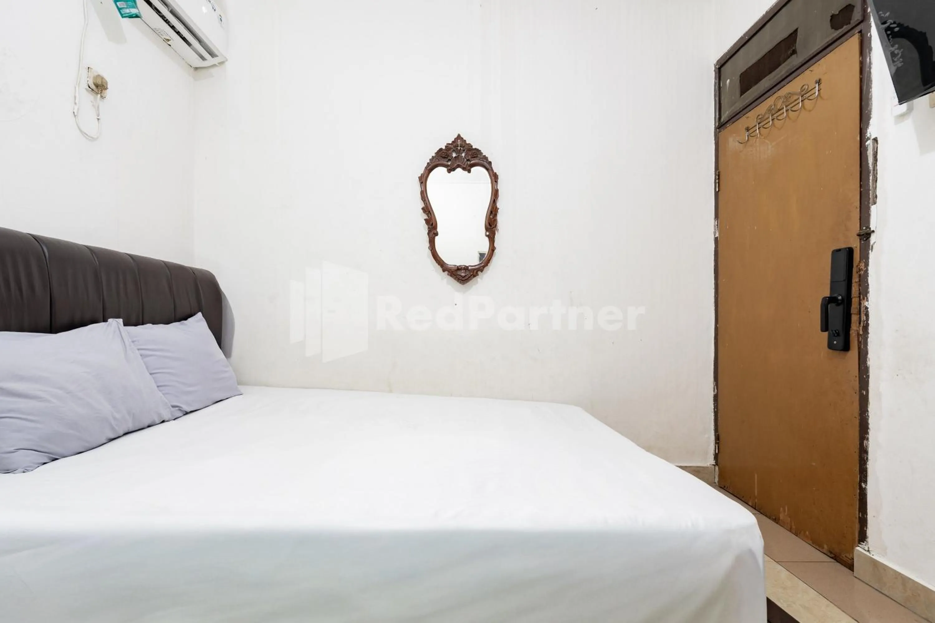 Bedroom, Bed in Danysa Guest House Jakarta RedPartner