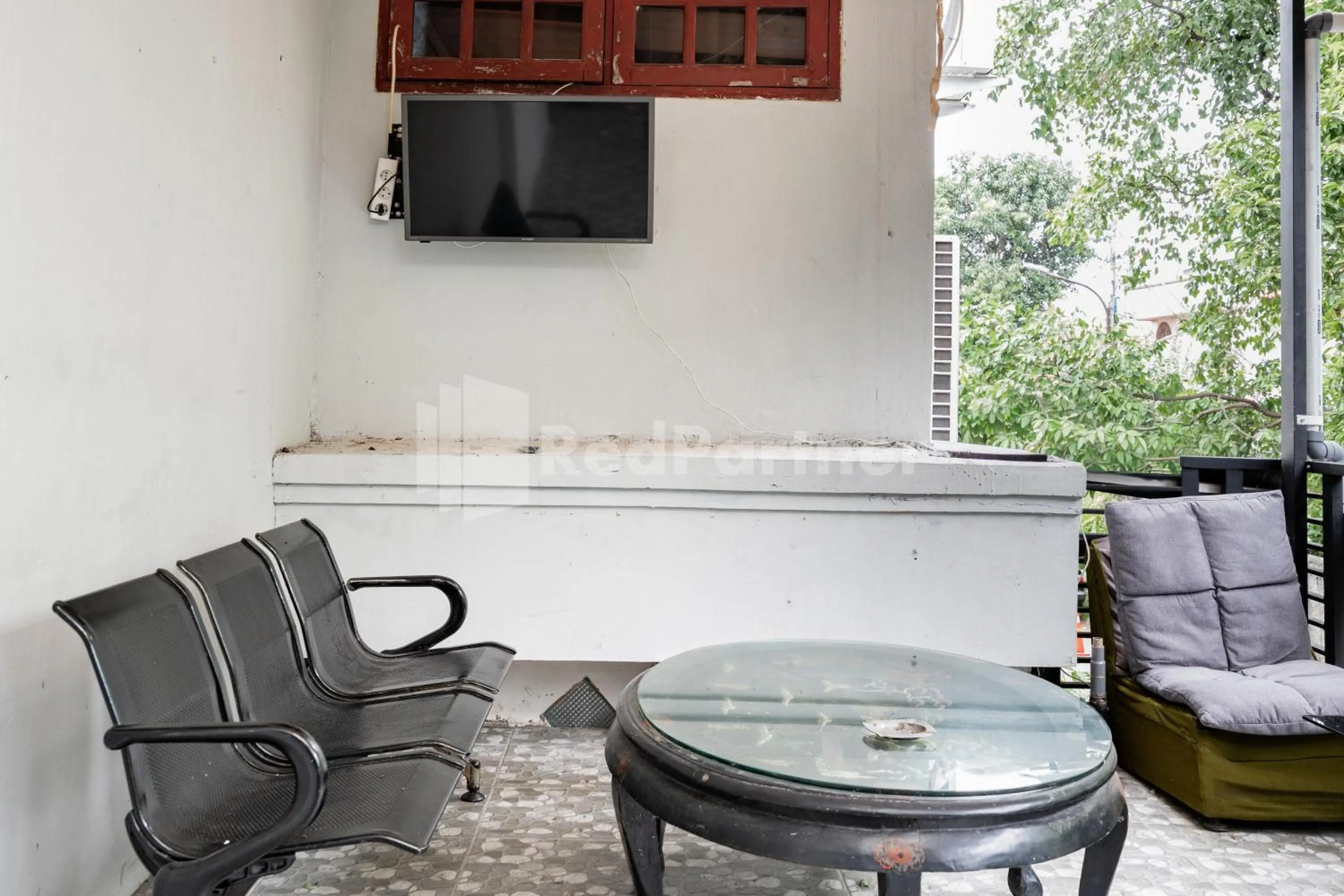 Seating area in Danysa Guest House Jakarta RedPartner