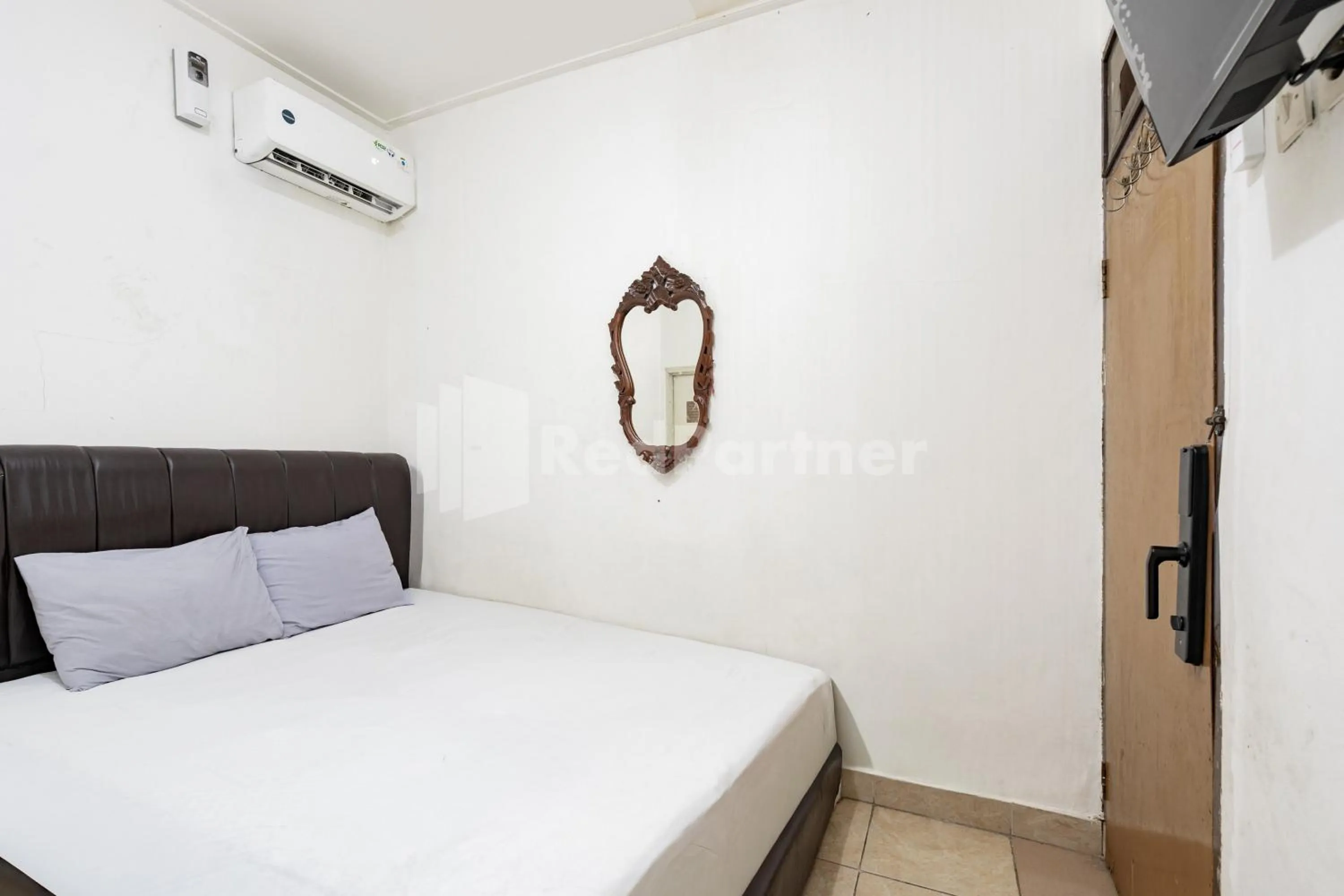 Bedroom, Bed in Danysa Guest House Jakarta RedPartner