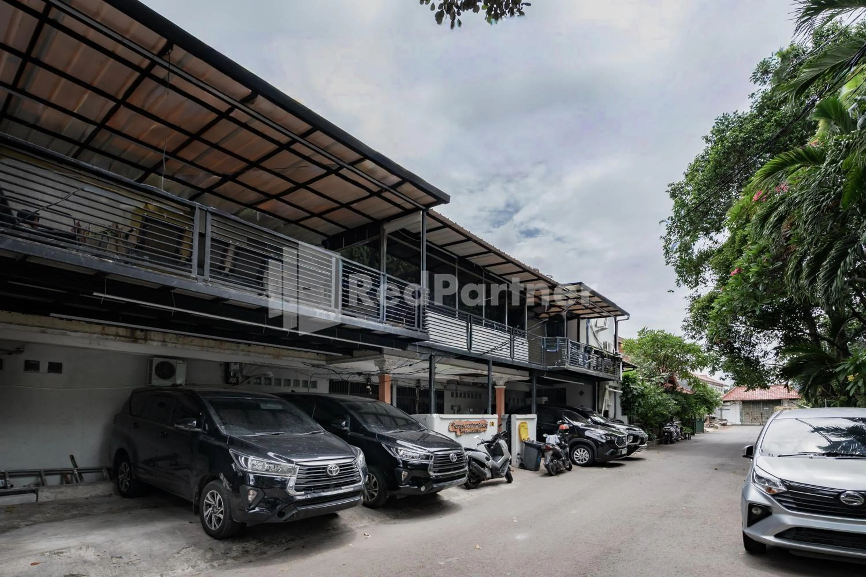 Parking in Danysa Guest House Jakarta RedPartner