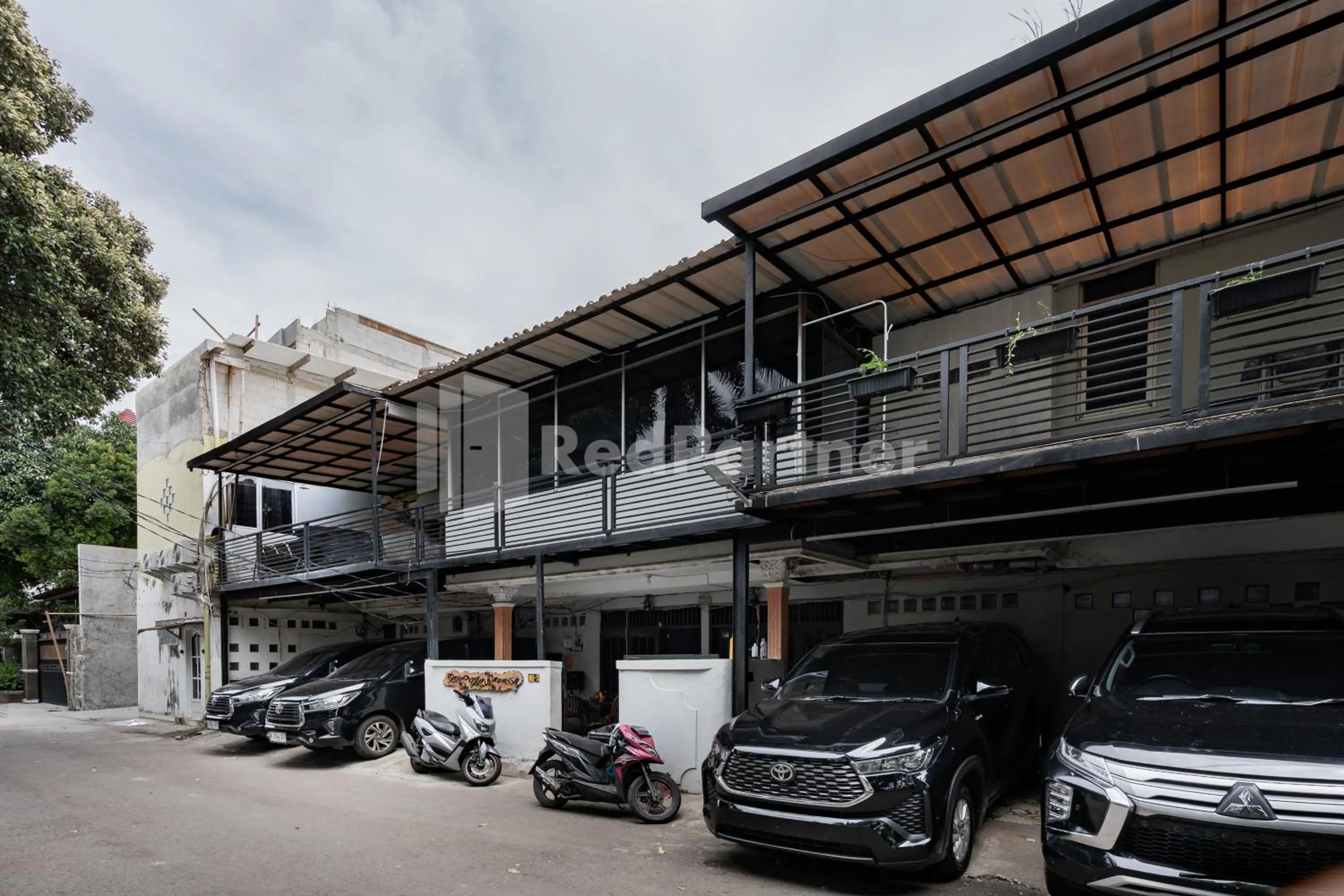 Facade/entrance in Danysa Guest House Jakarta RedPartner