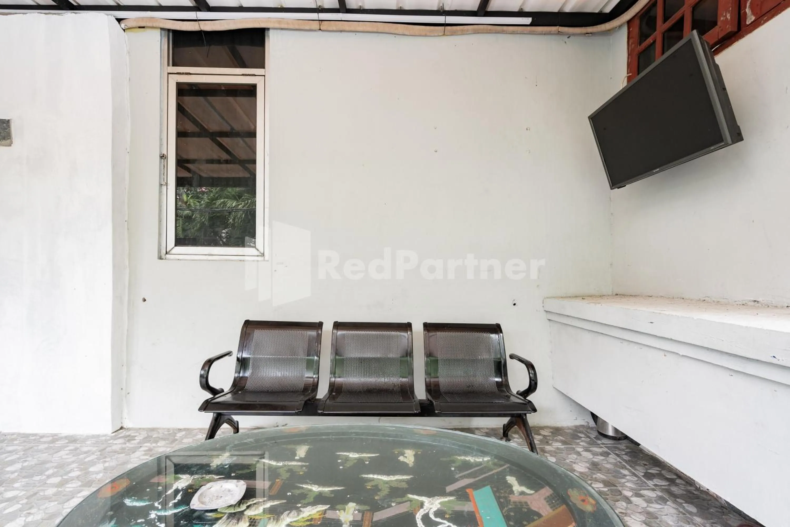 Seating area in Danysa Guest House Jakarta RedPartner