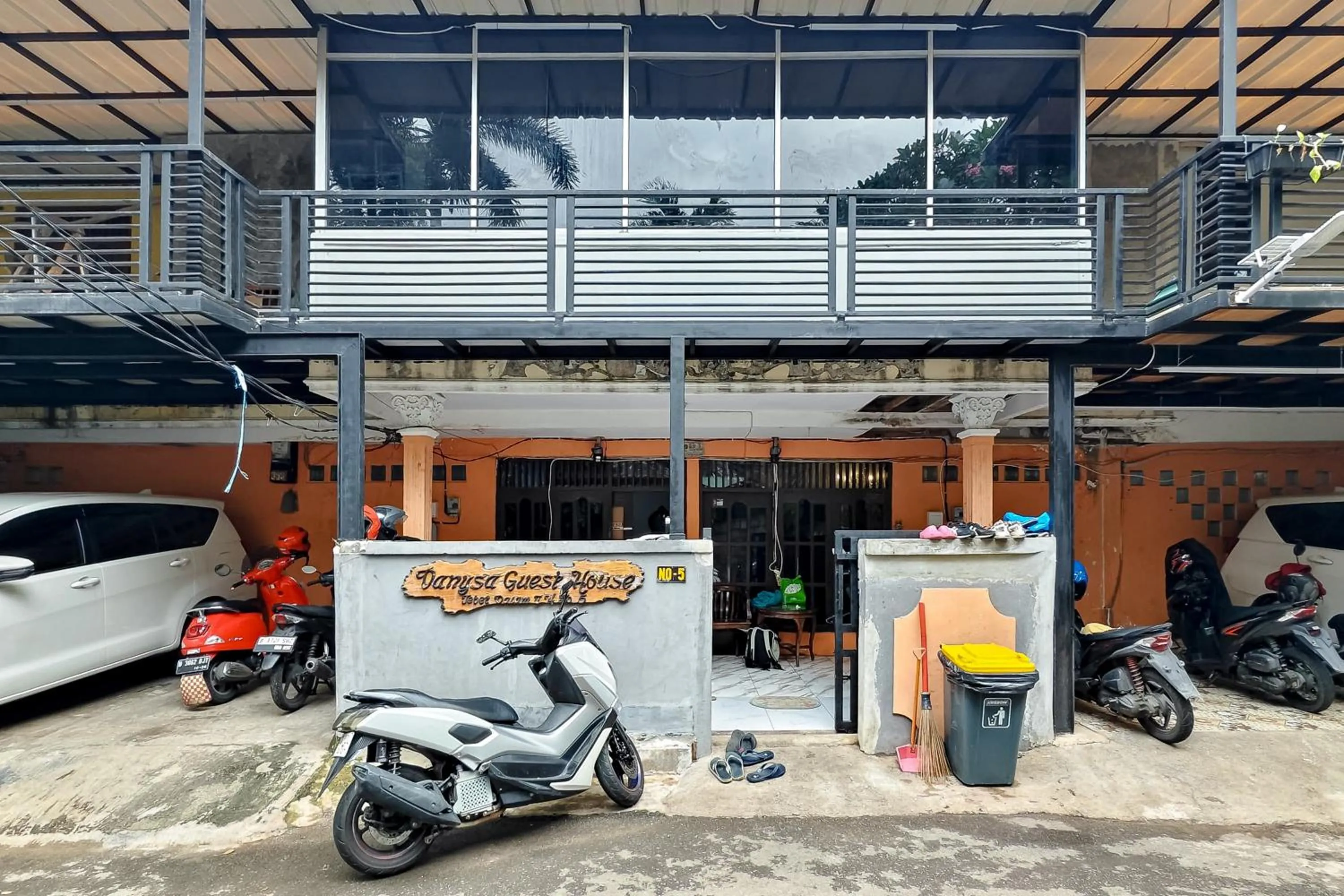 Facade/entrance in Danysa Guest House Jakarta RedPartner