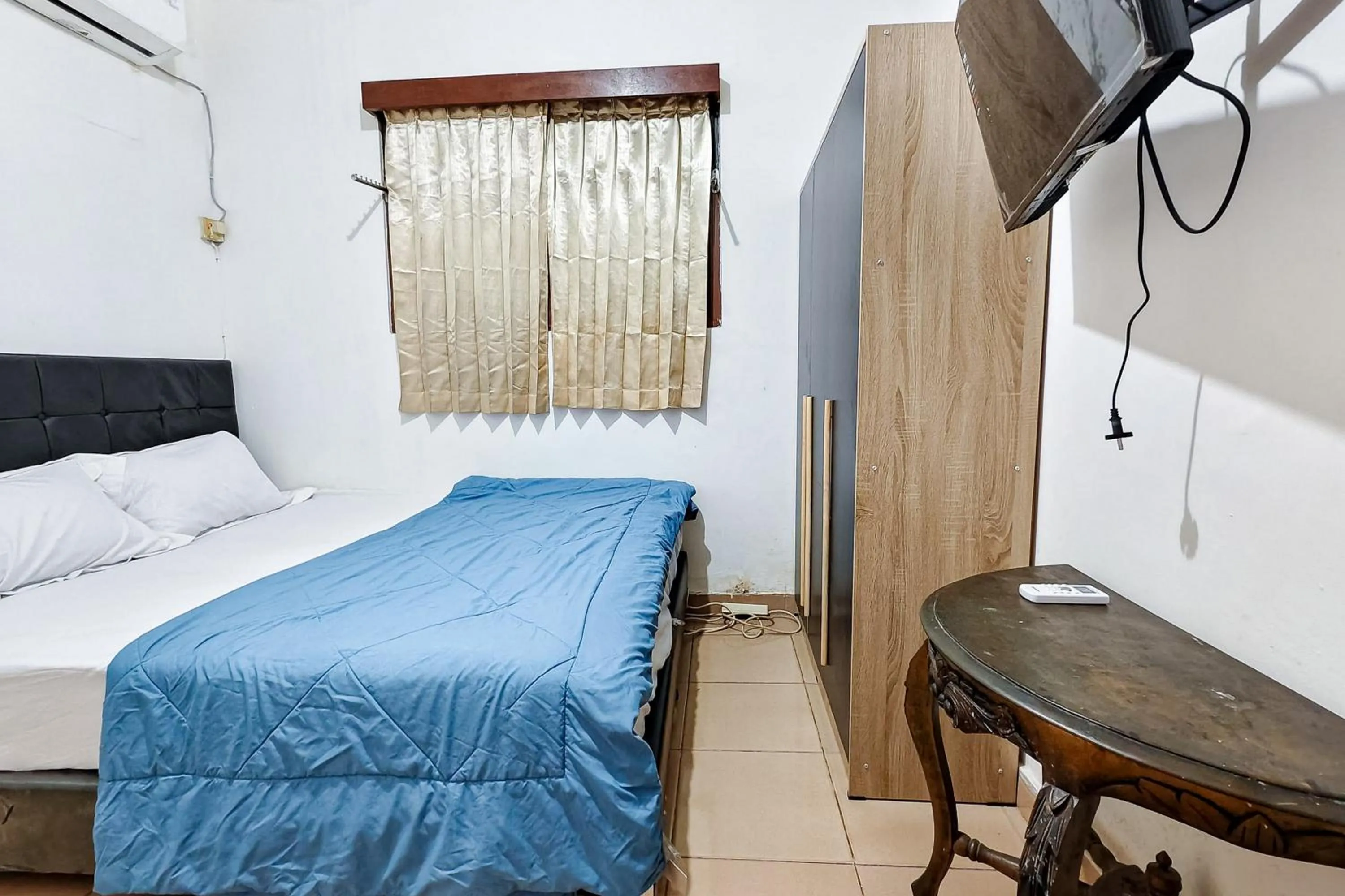 Bedroom, Bed in Danysa Guest House Jakarta RedPartner