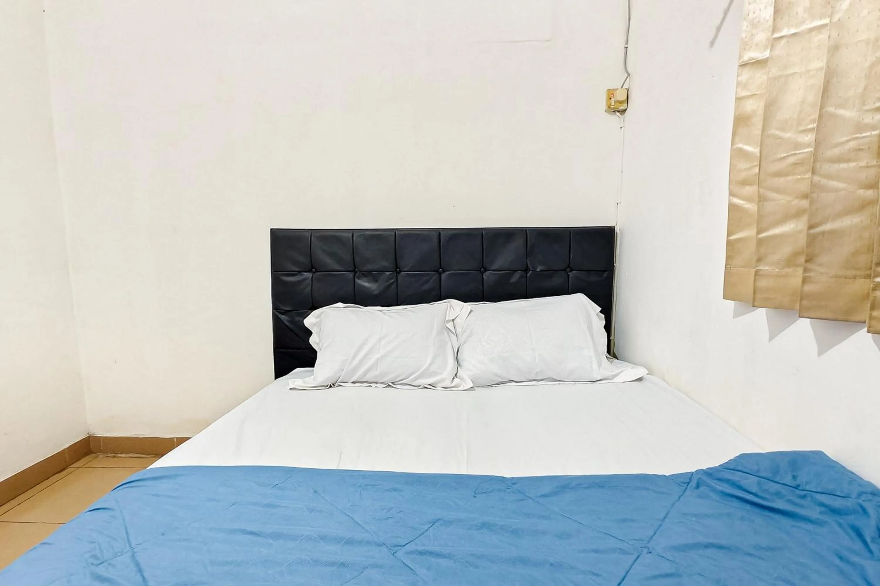 Bedroom, Bed in Danysa Guest House Jakarta RedPartner