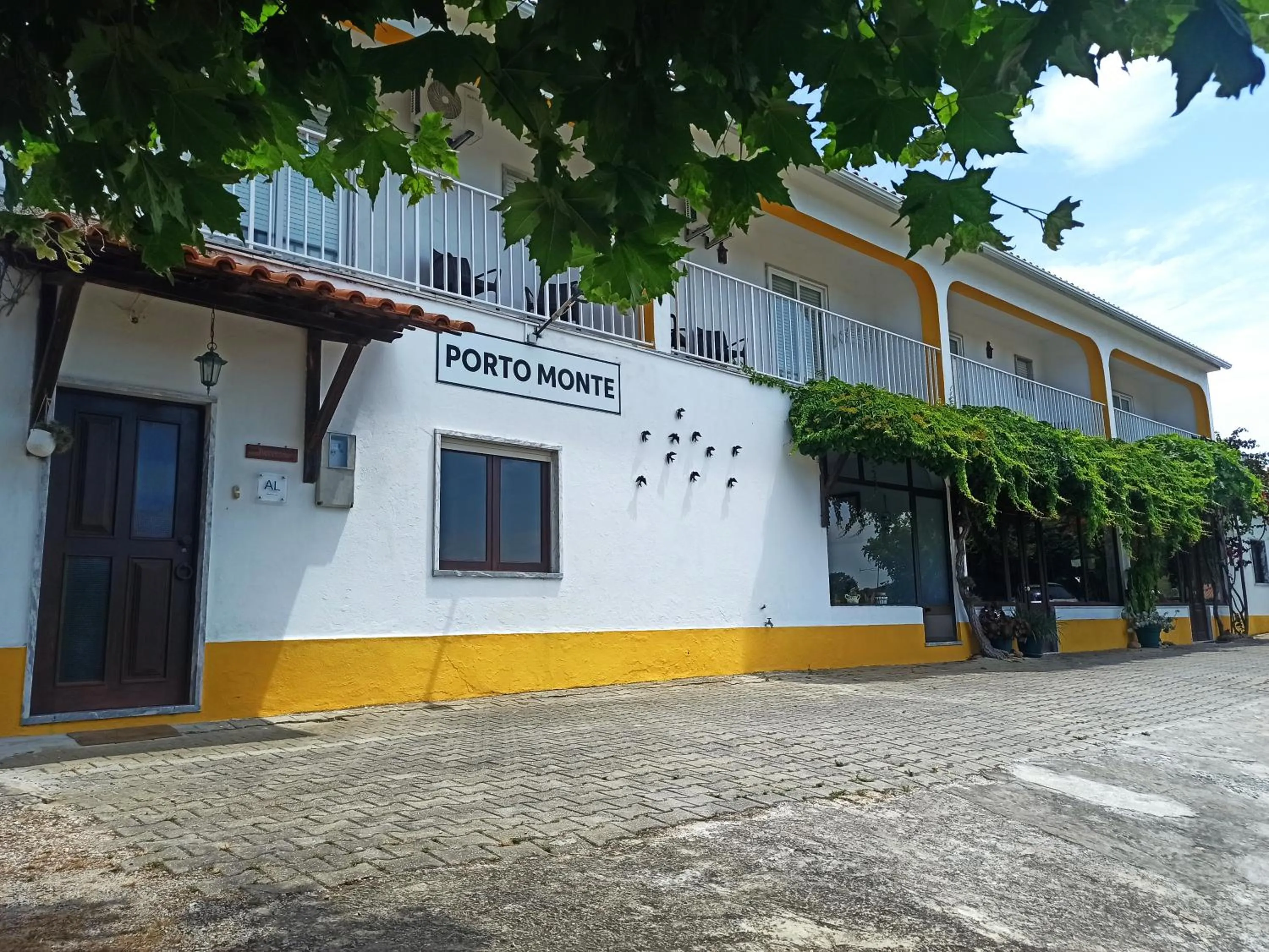 Property building in Porto Monte