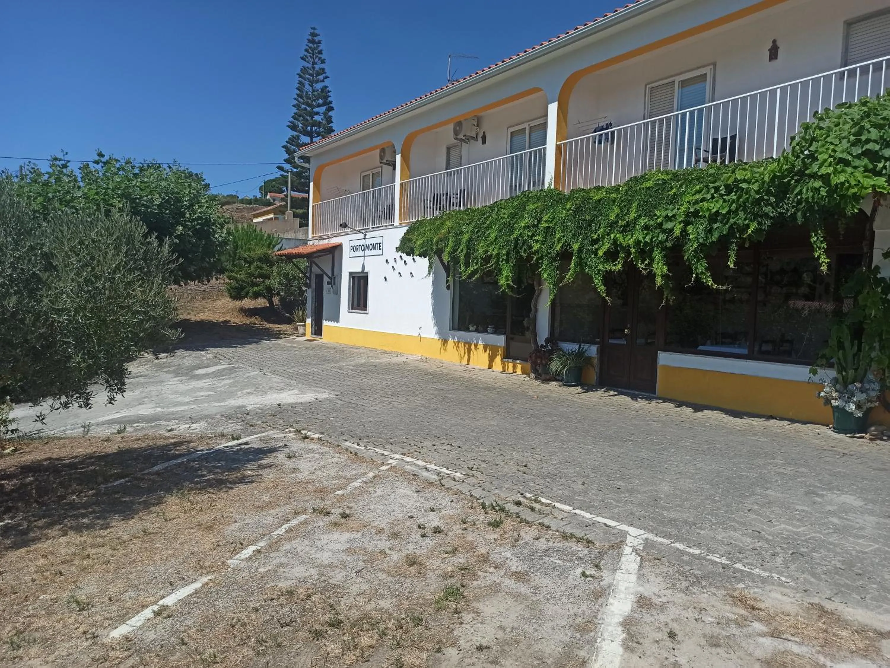 Property building in Porto Monte