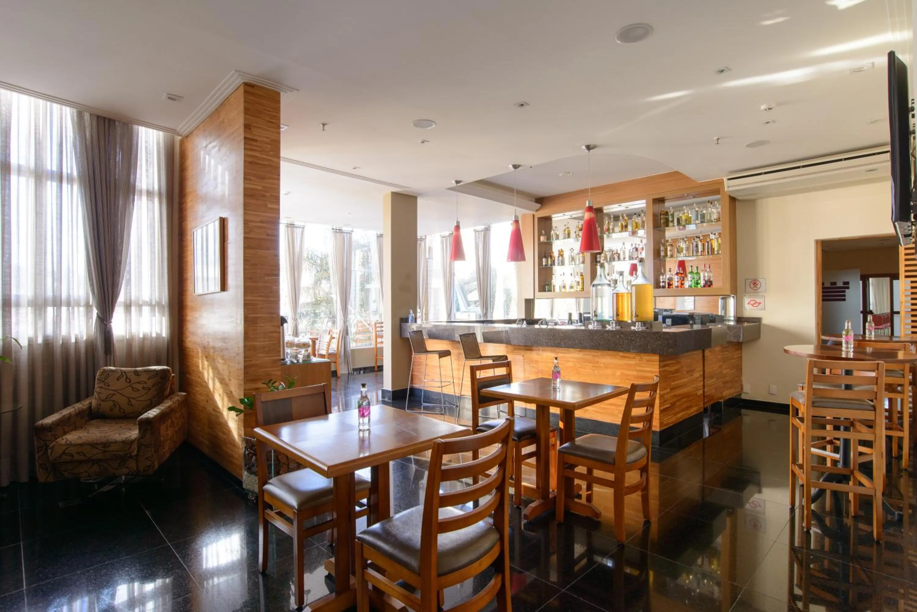 Lounge or bar in Faro Hotel São José dos Campos