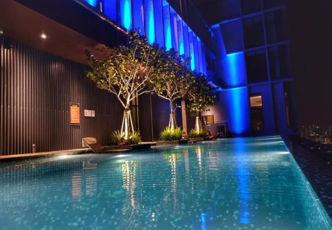 Swimming pool in Expressionz 48th floor Sky Pool