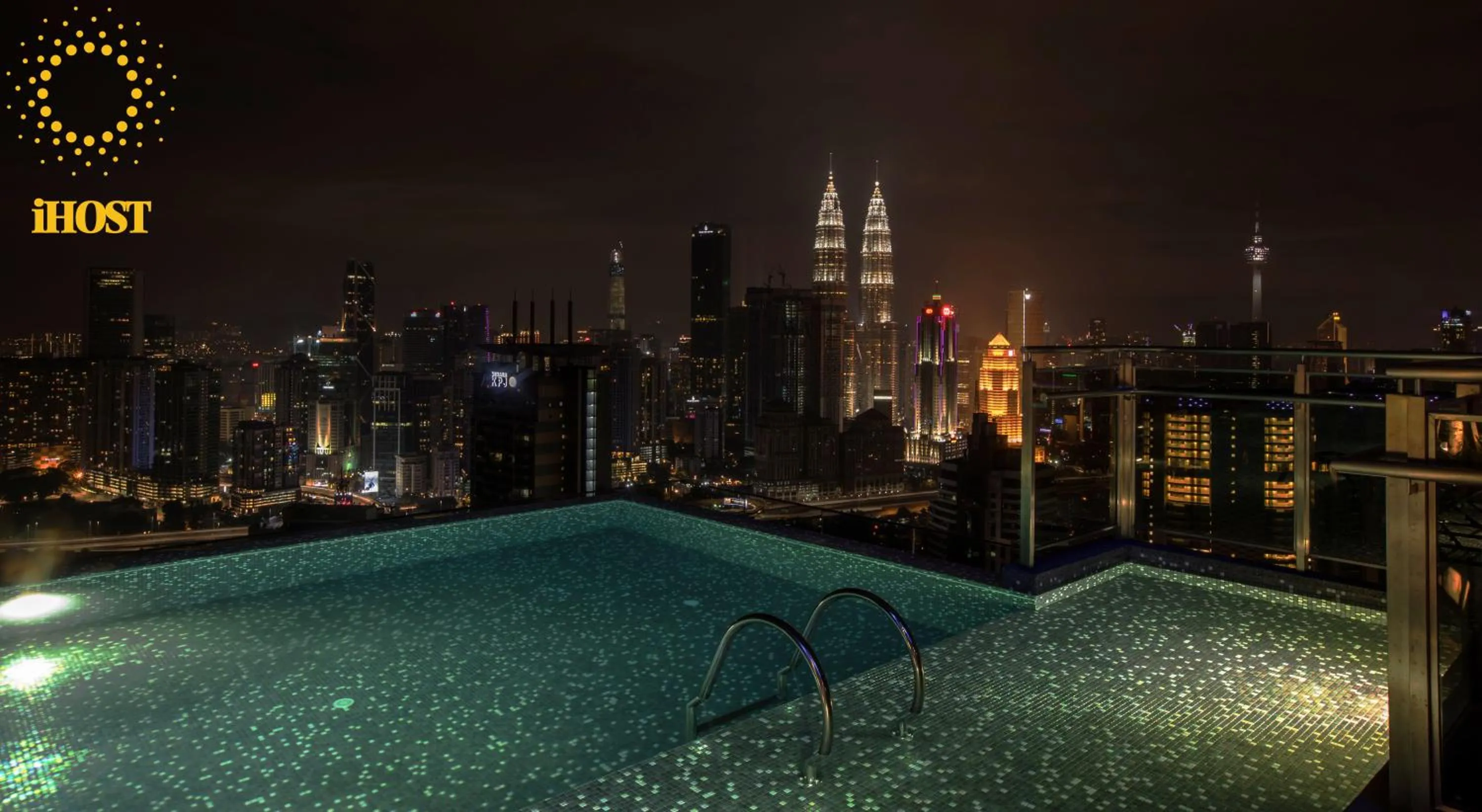Swimming pool in Expressionz 48th floor Sky Pool