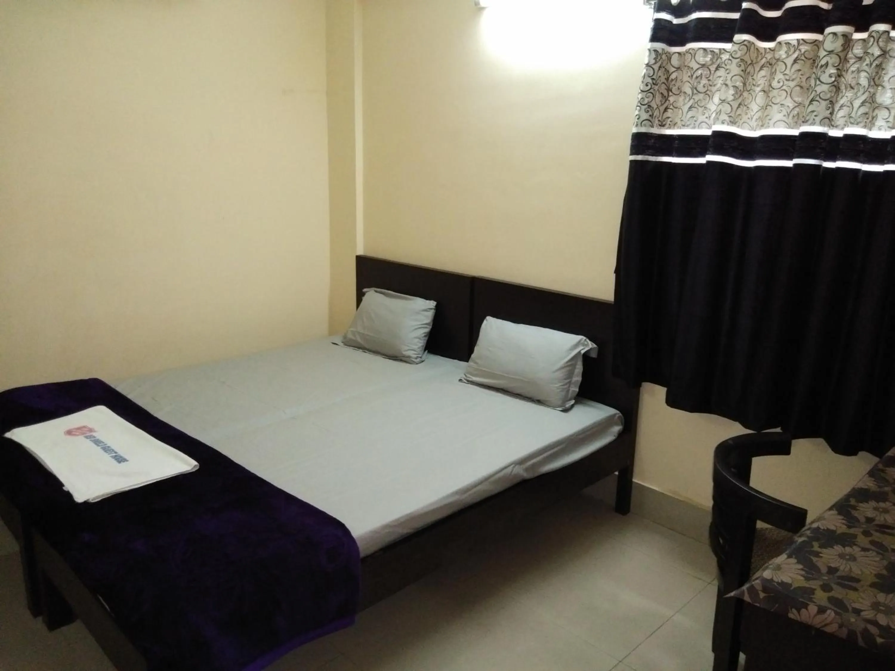 Bed in The Salvation Army RED SHIELD GUEST HOUSE