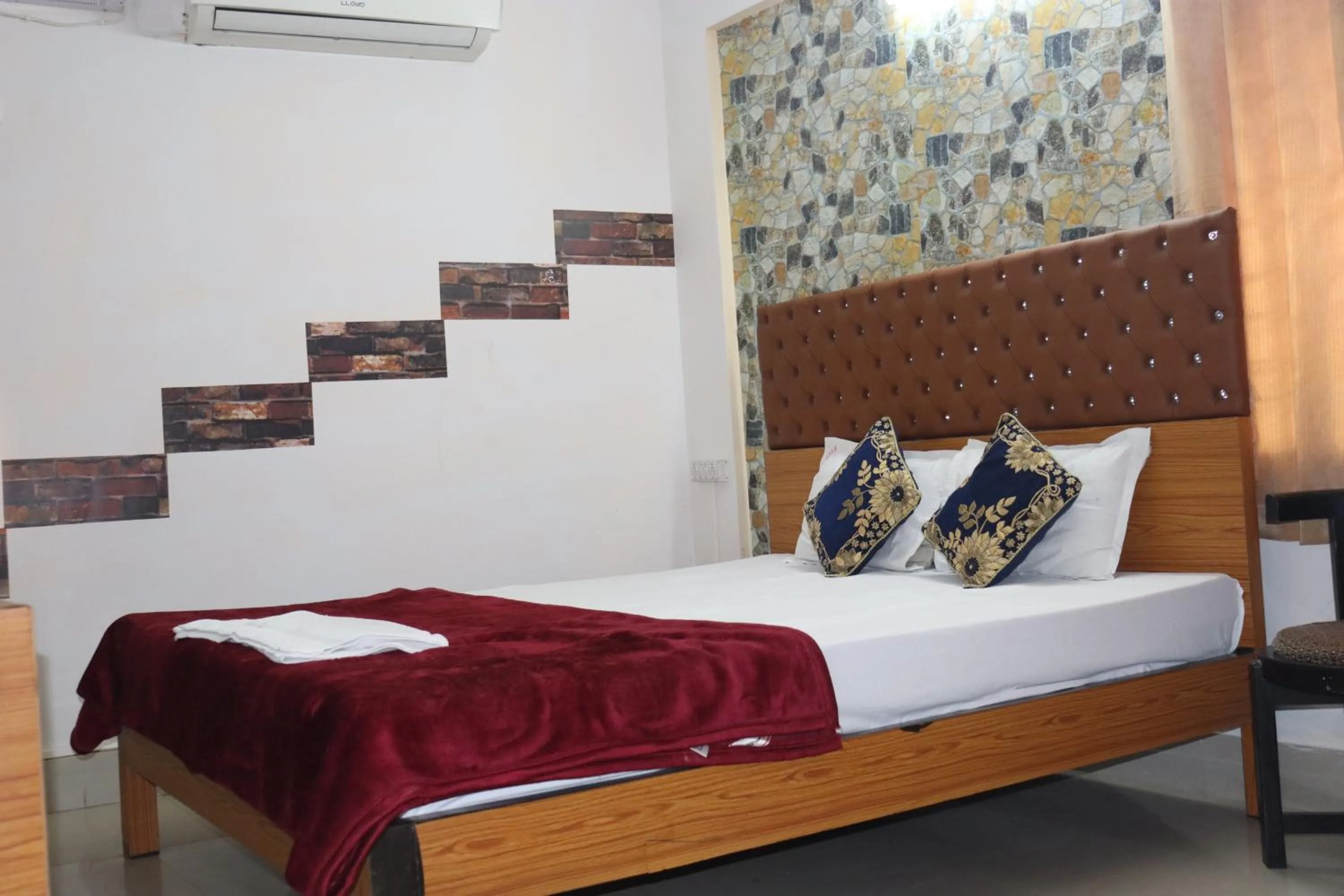 Bed in The Salvation Army RED SHIELD GUEST HOUSE