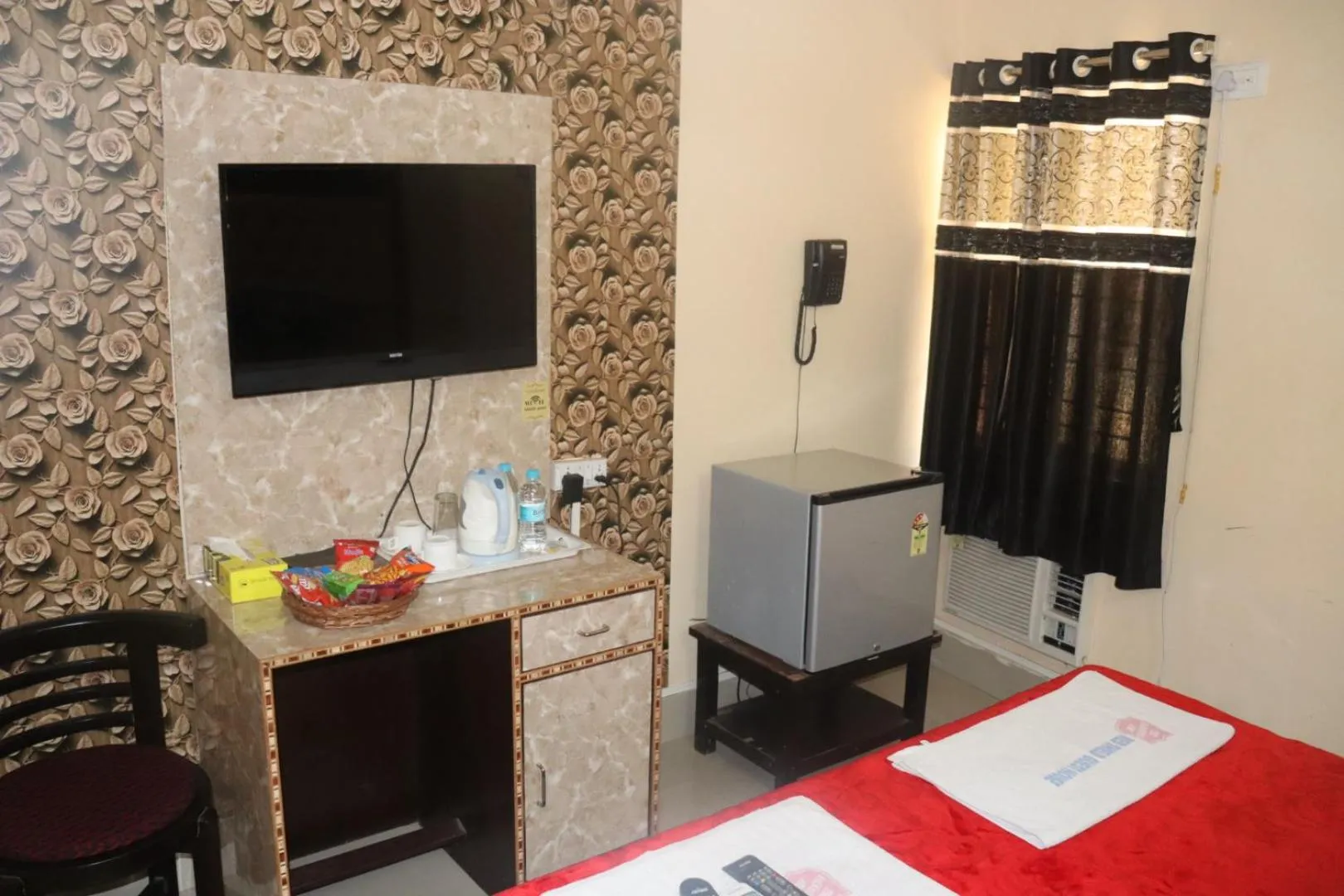 View (from property/room), Bed in The Salvation Army RED SHIELD GUEST HOUSE