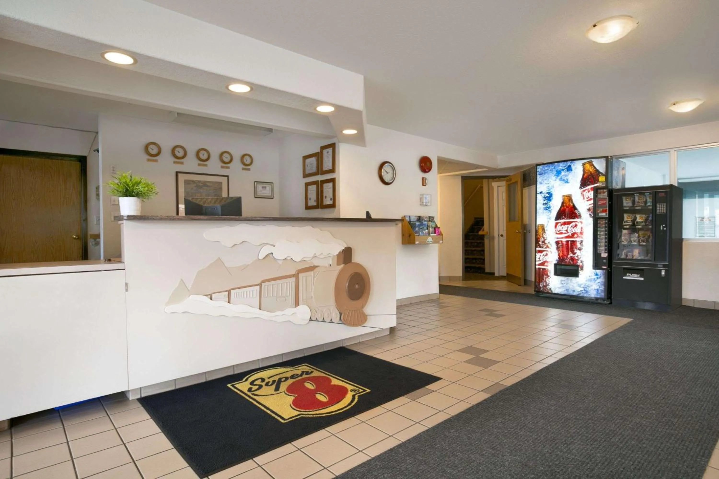 Lobby or reception in Super 8 by Wyndham Revelstoke BC