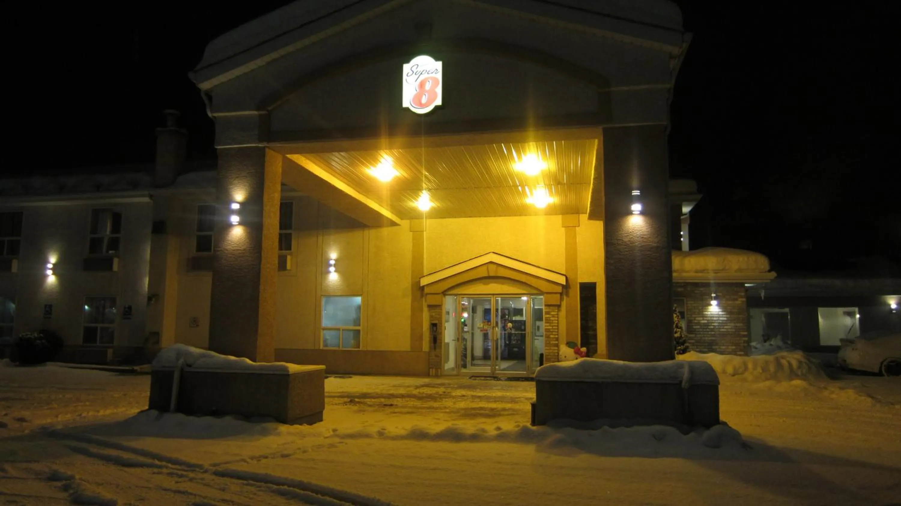 Facade/entrance in Super 8 by Wyndham Revelstoke BC