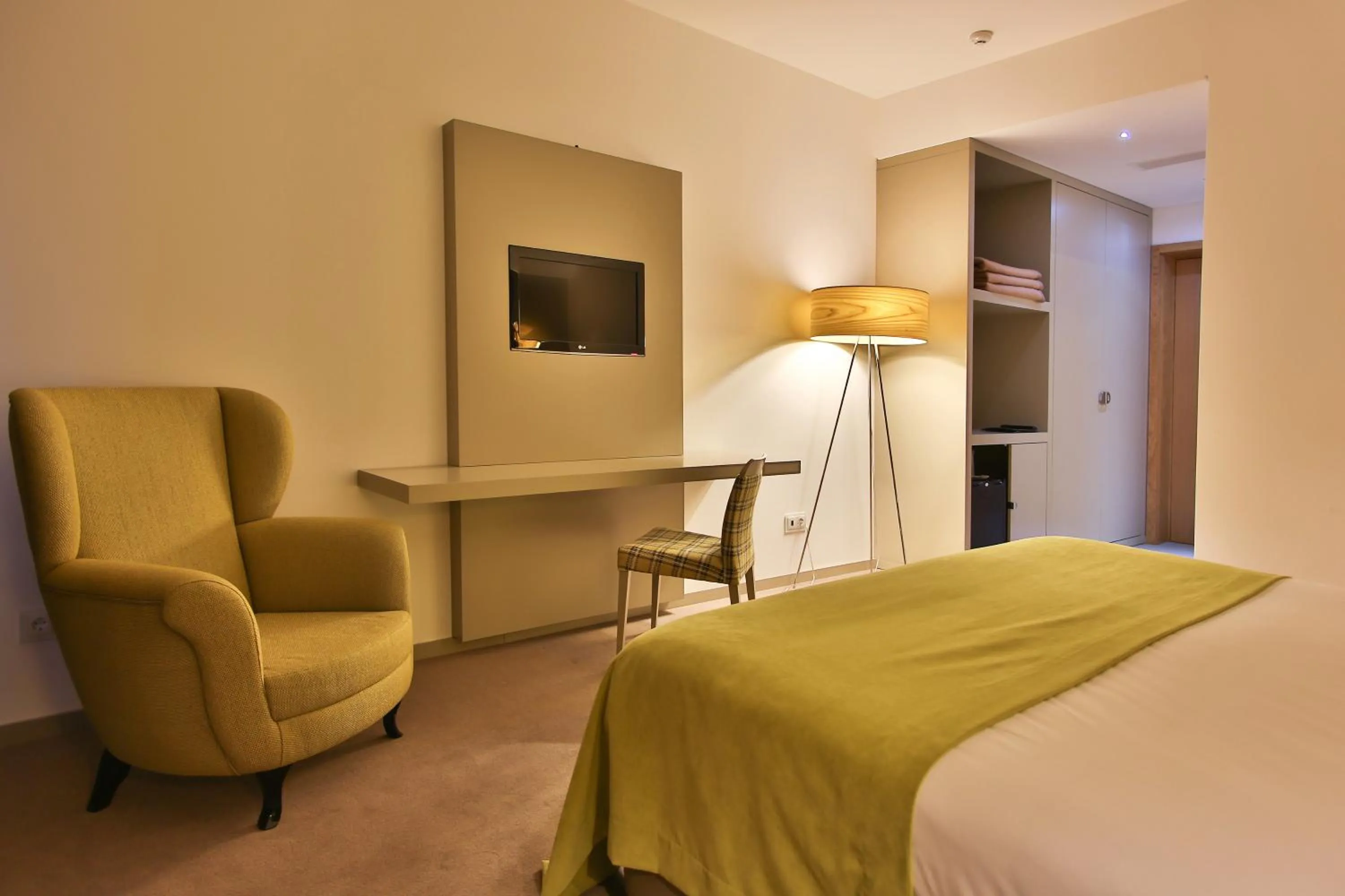 Photo of the whole room, Bed in Delfim Douro Hotel