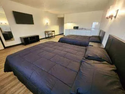 Bed in The Hastings Inn Salina