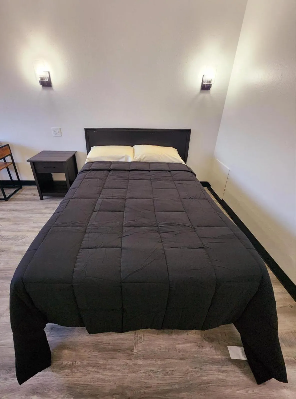 Bed in The Hastings Inn Salina