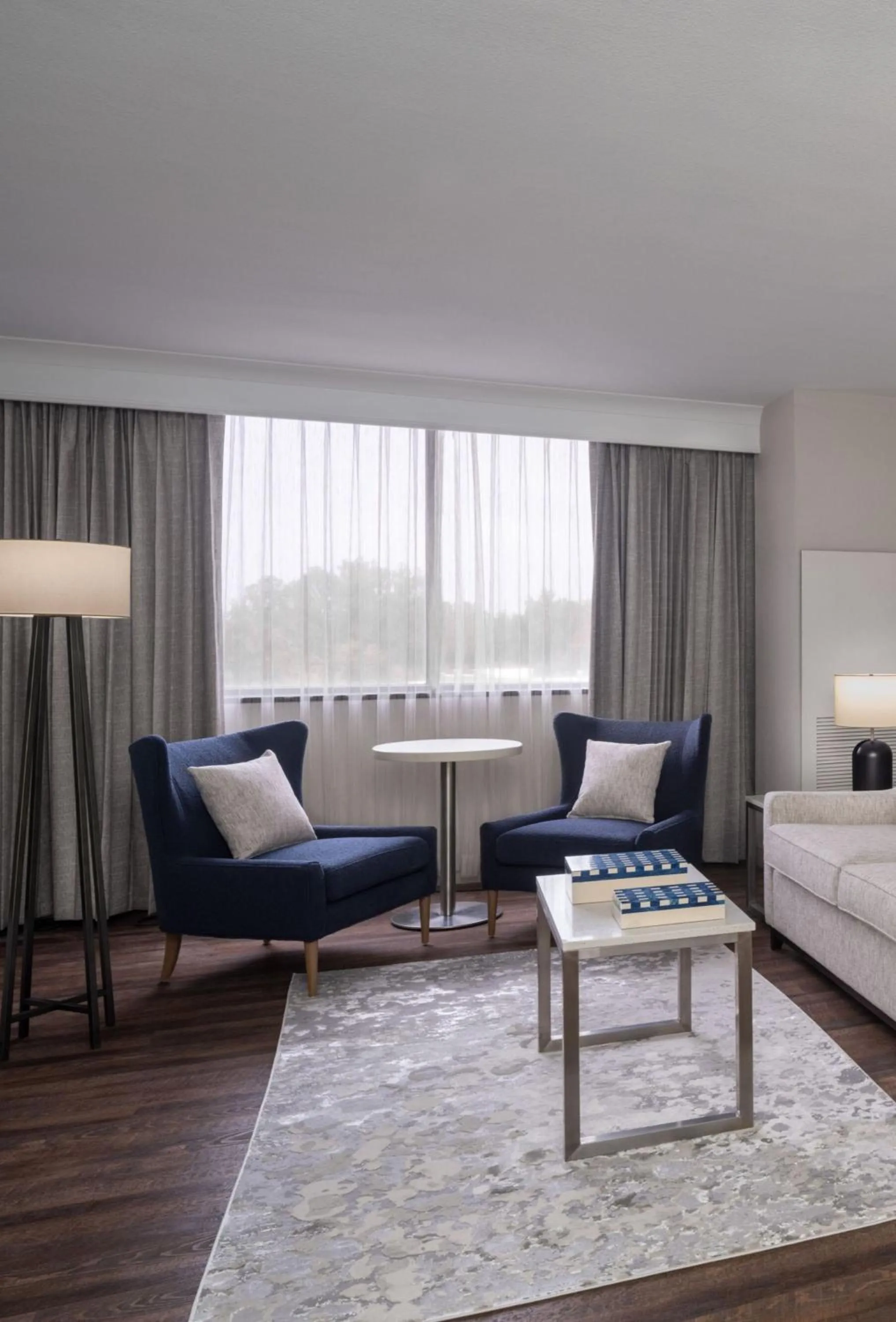 Seating area in Delta Hotels by Marriott Jacksonville Deerwood