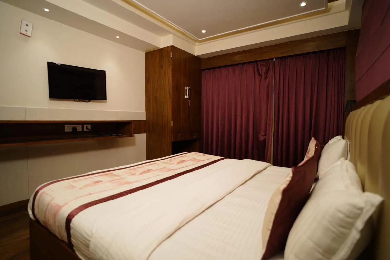 Photo of the whole room, Bed in Mahaveer Shimla By Royal Collection Hotels