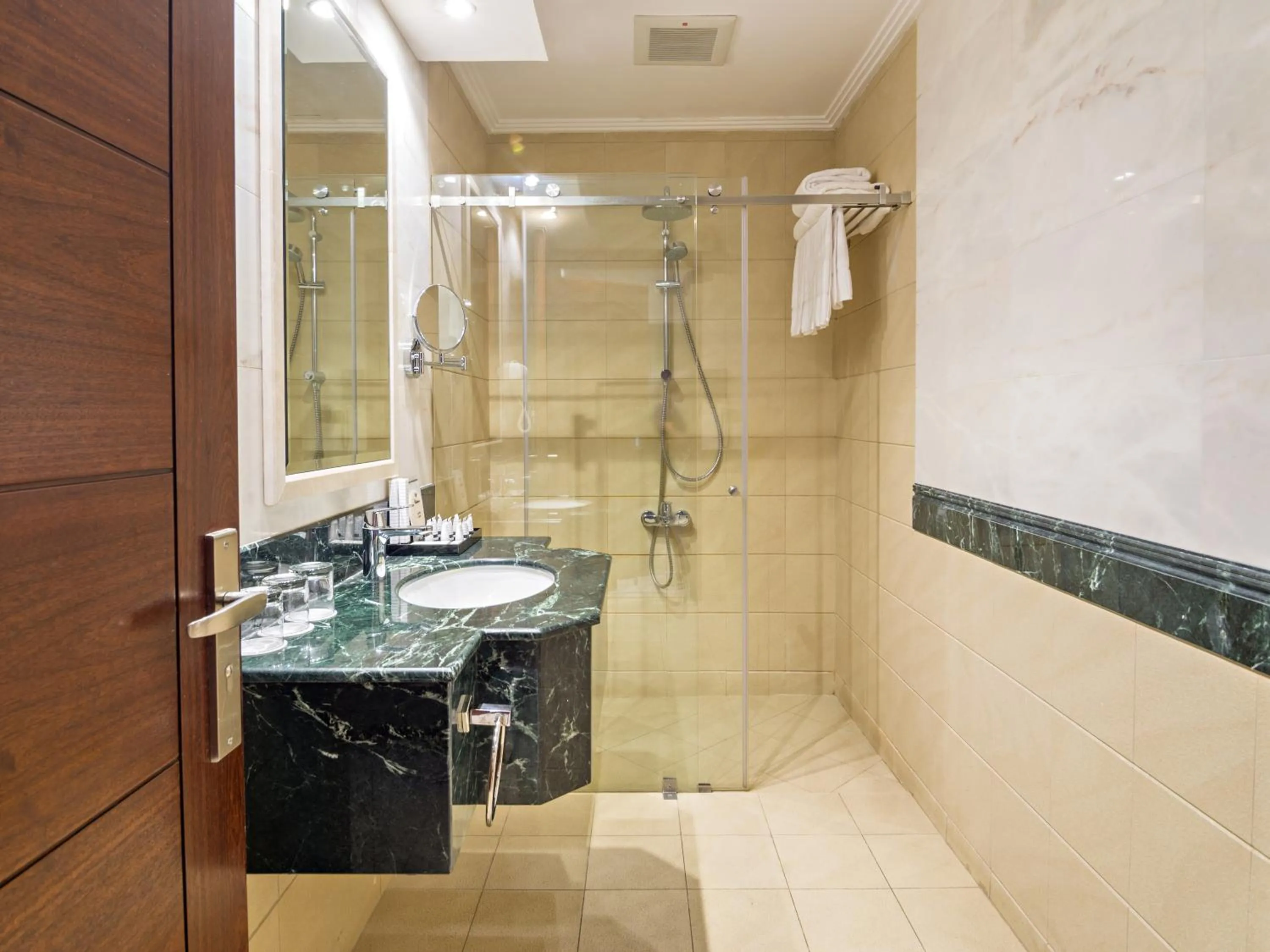 Shower in Jiwar Almasi Hotel