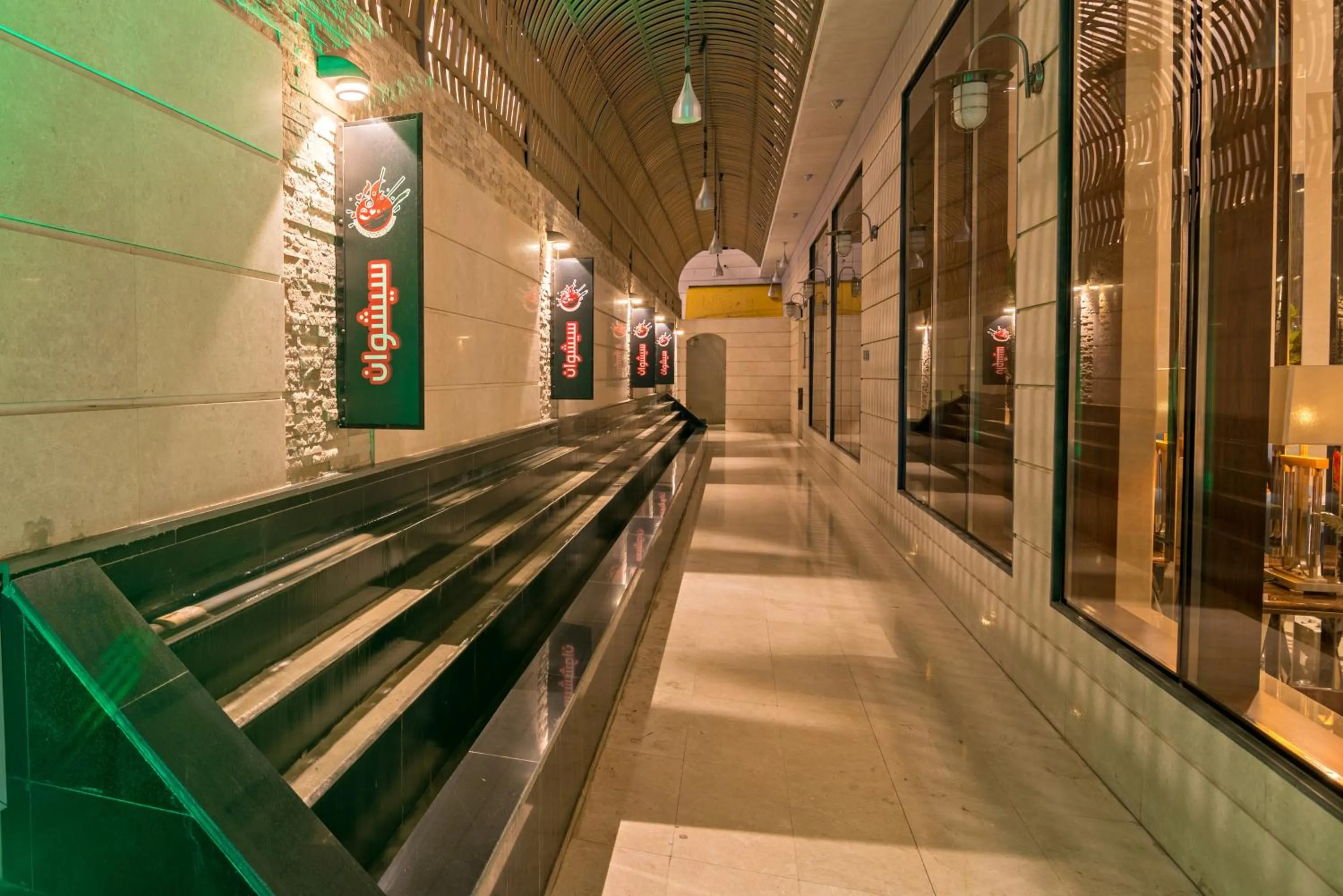 Restaurant/places to eat in Jiwar Almasi Hotel