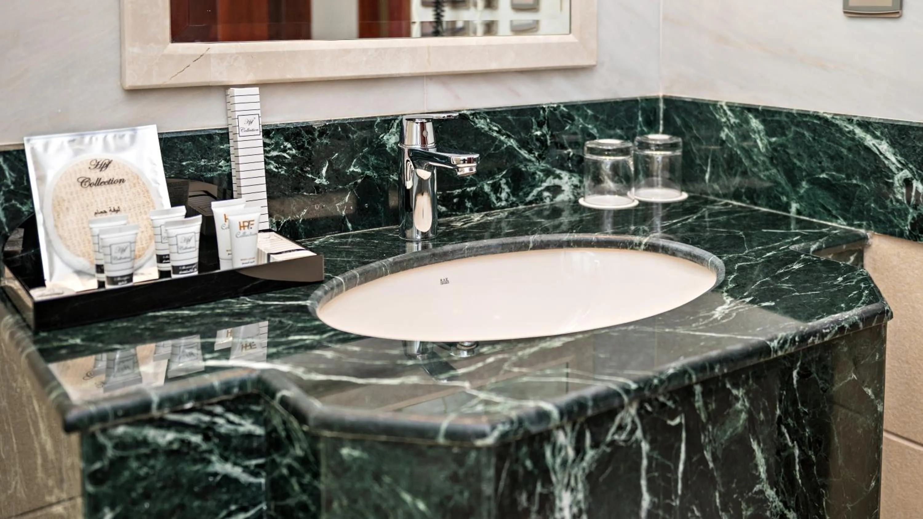 Bathroom in Jiwar Almasi Hotel