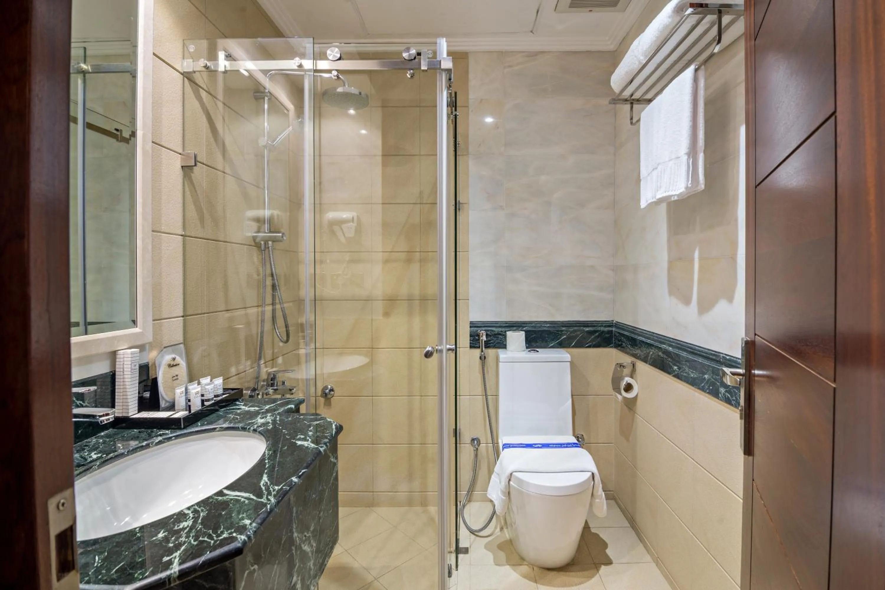 Shower in Jiwar Almasi Hotel