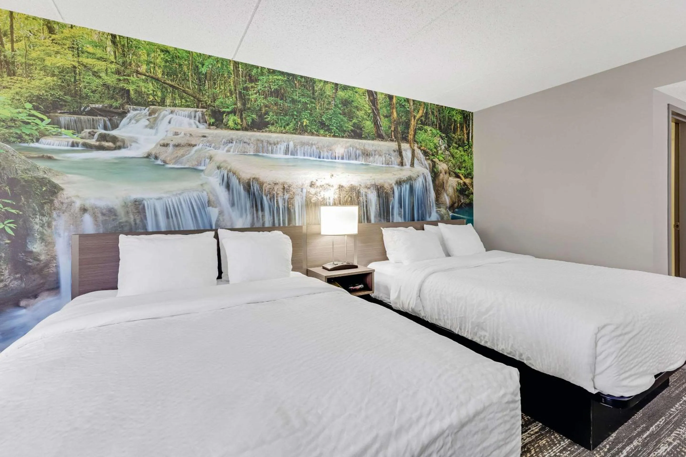 Bedroom, Bed in Clarion Pointe Near Erie Casino