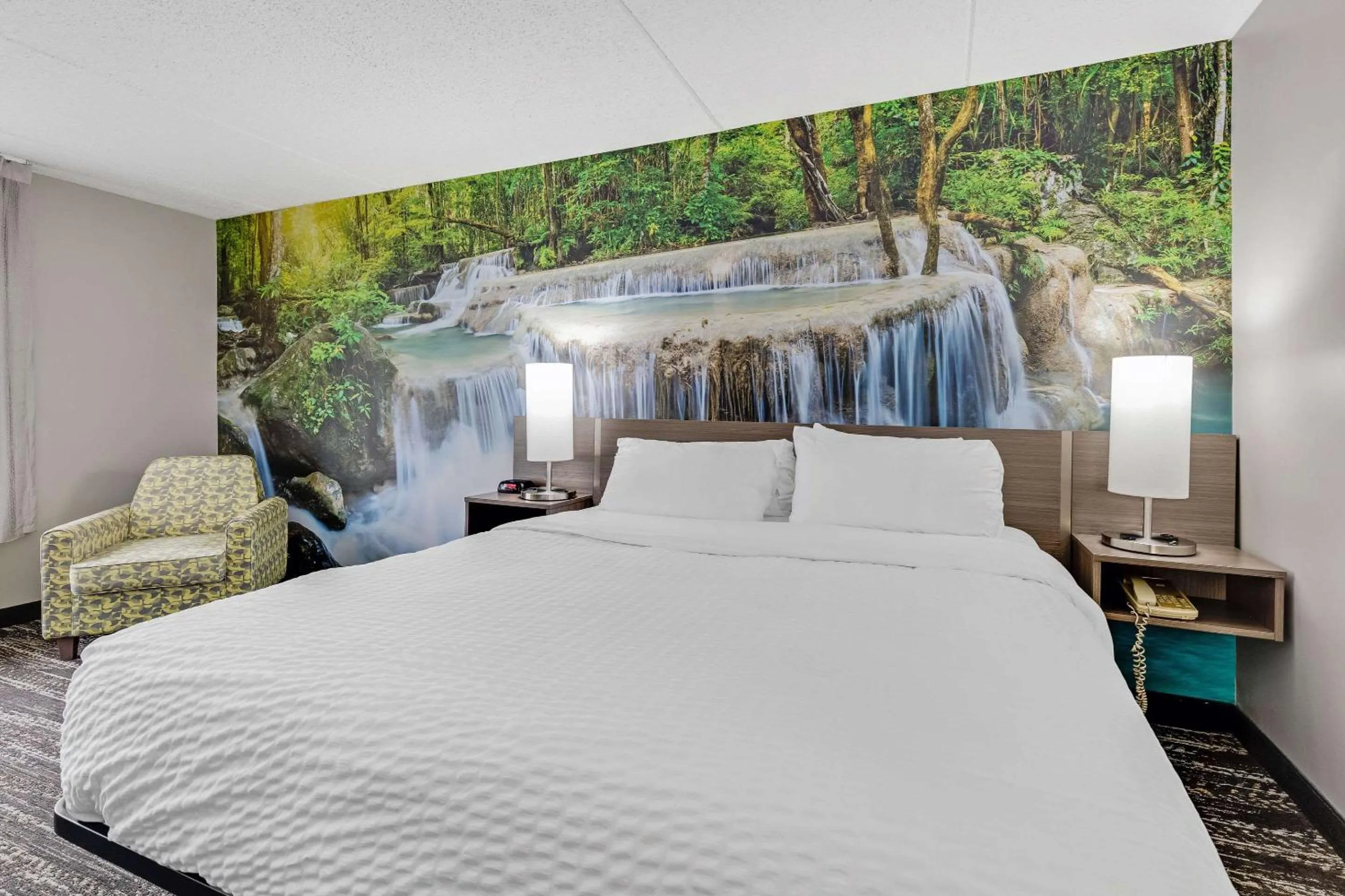 Bedroom, Bed in Clarion Pointe Near Erie Casino