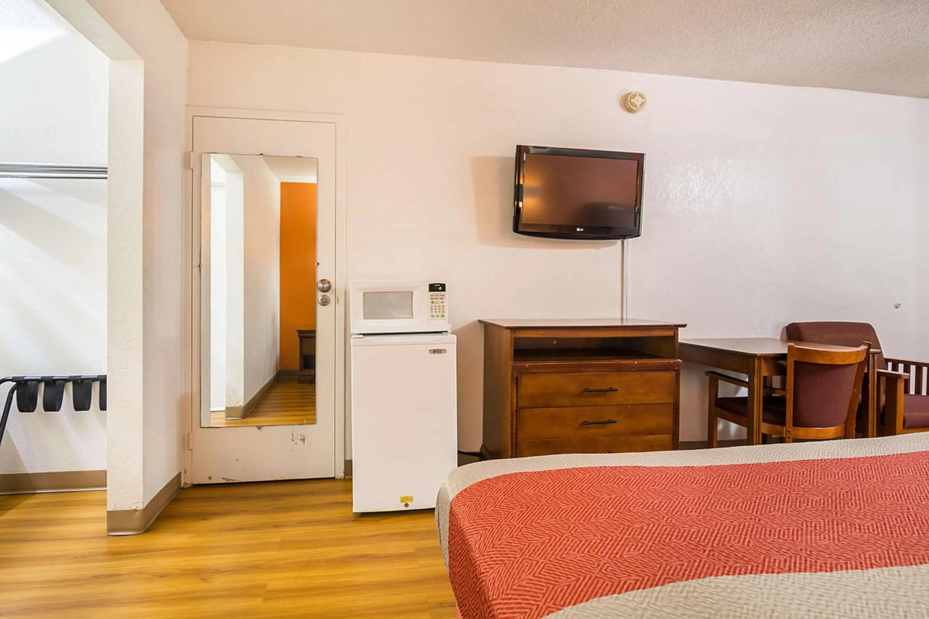 TV and multimedia, Bed in Motel 6-Conyers, GA