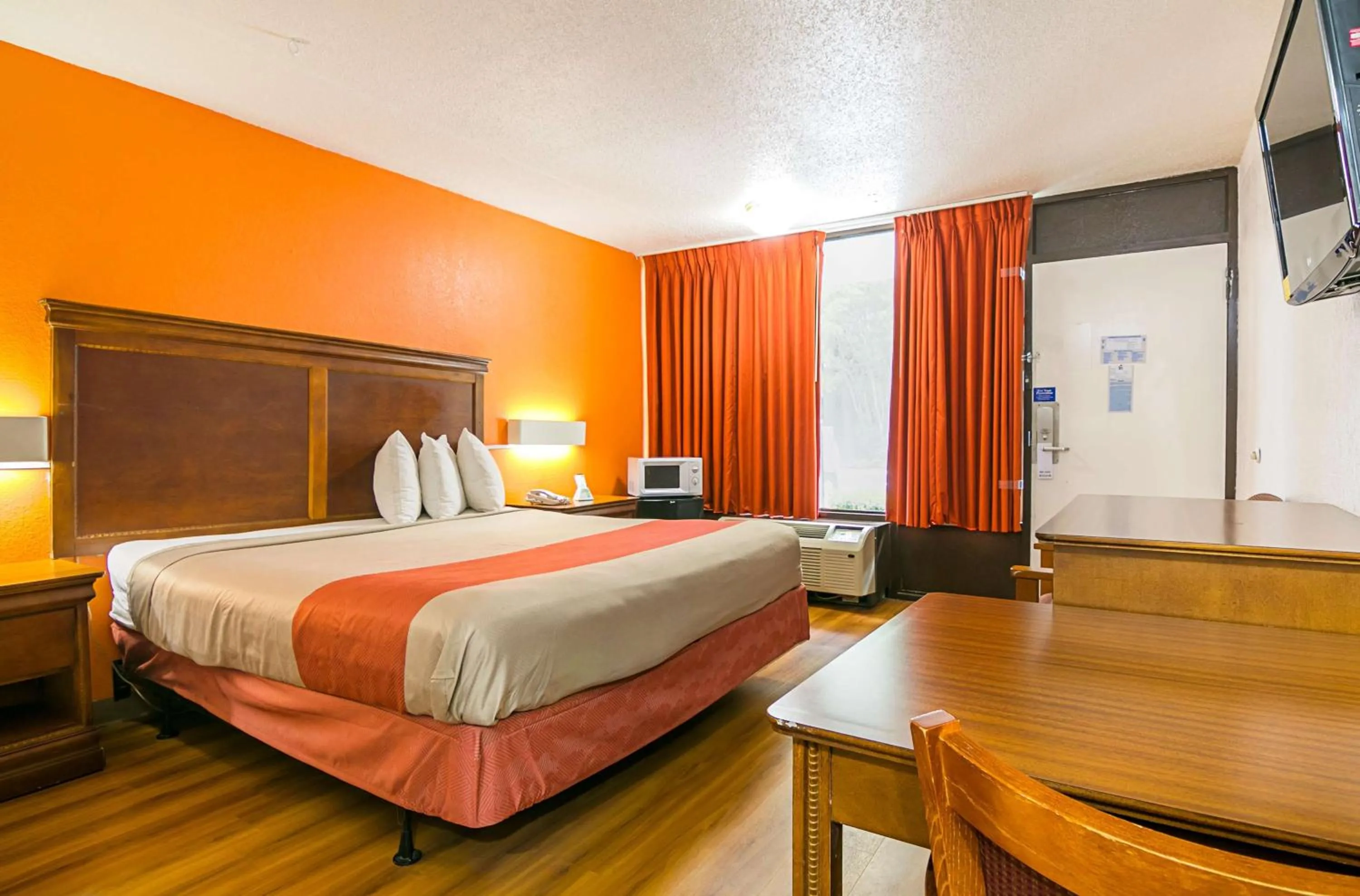 TV and multimedia, Bed in Motel 6-Conyers, GA