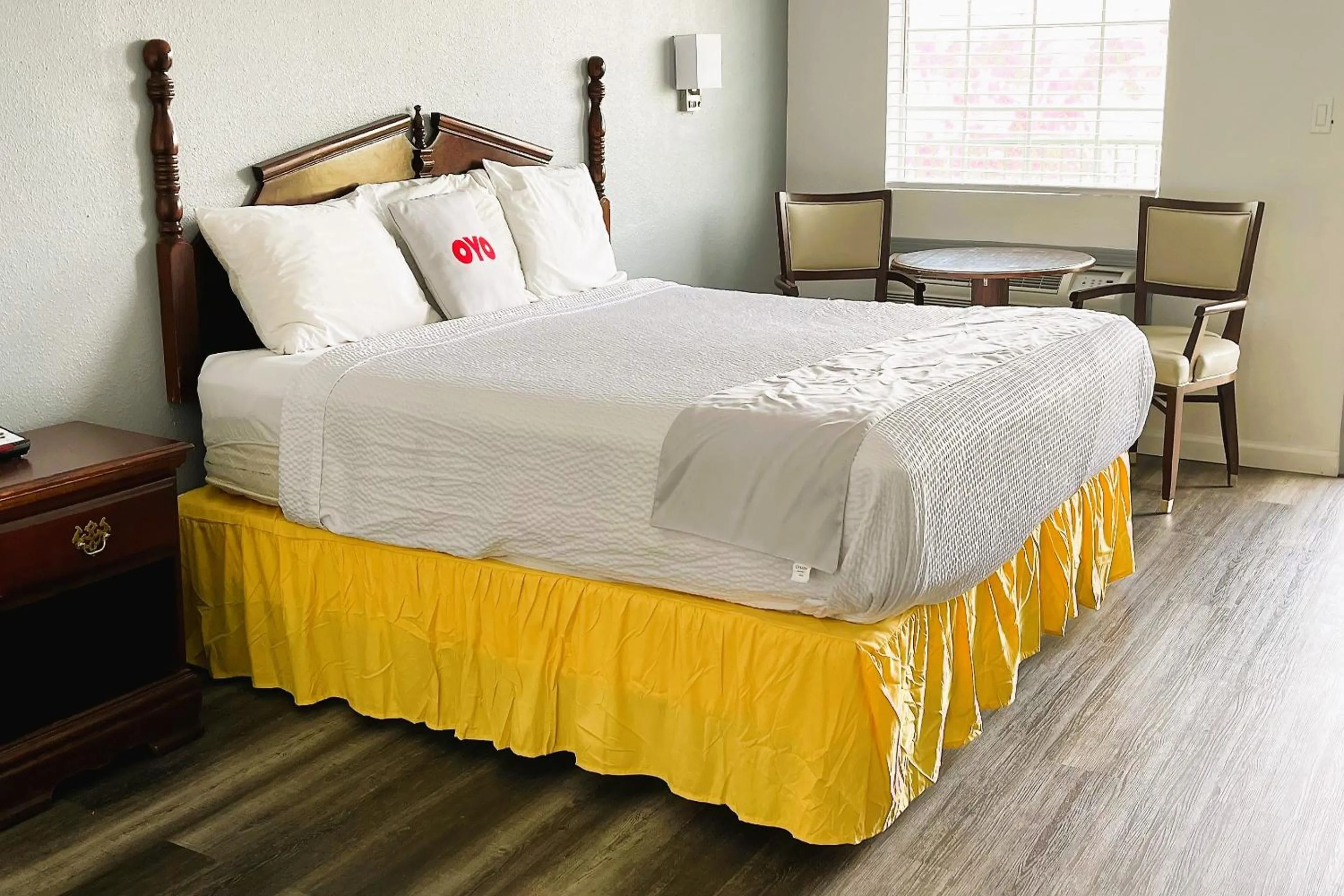 Bedroom, Bed in Evergreen Inn