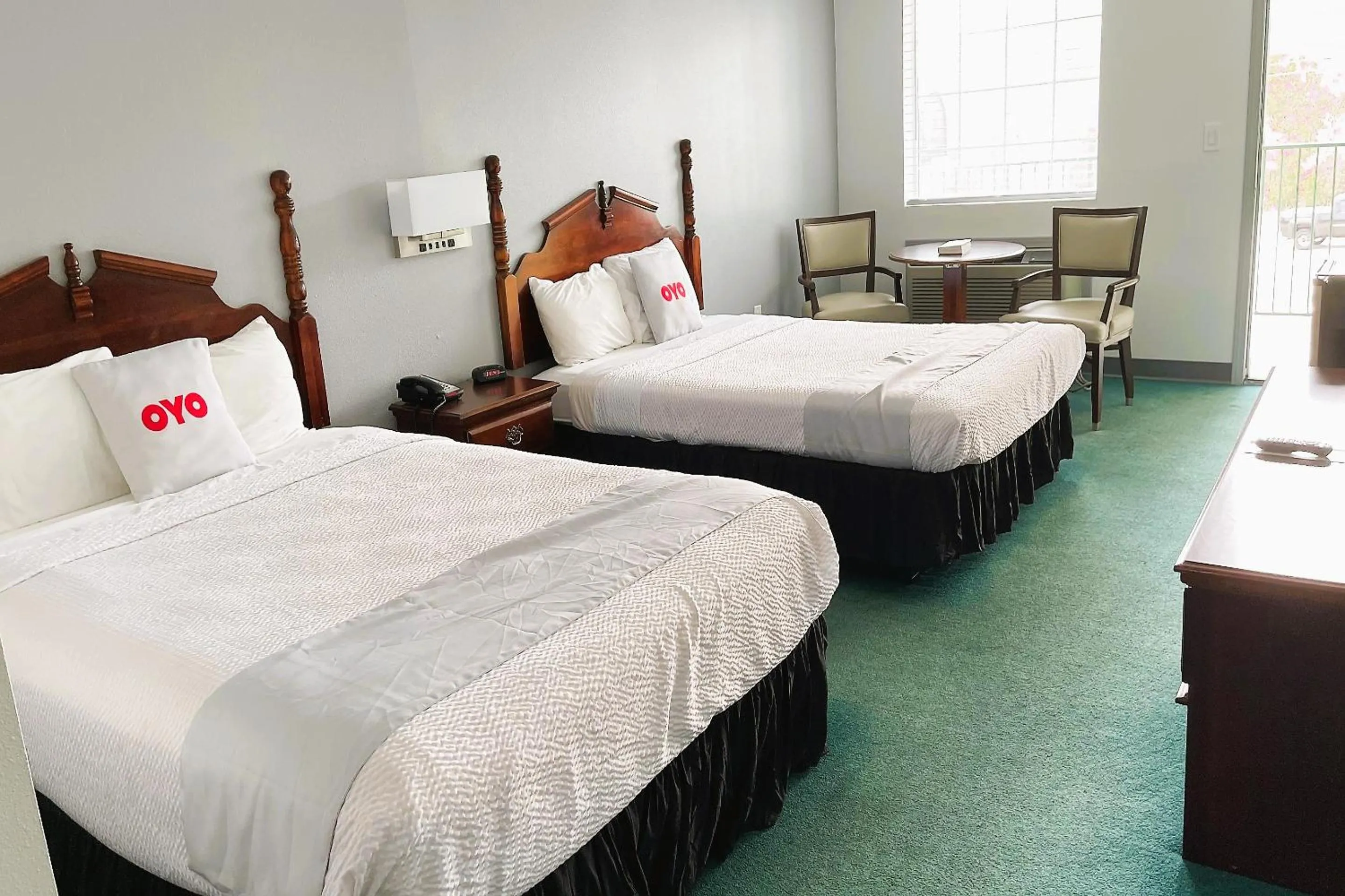 Bedroom, Bed in Evergreen Inn