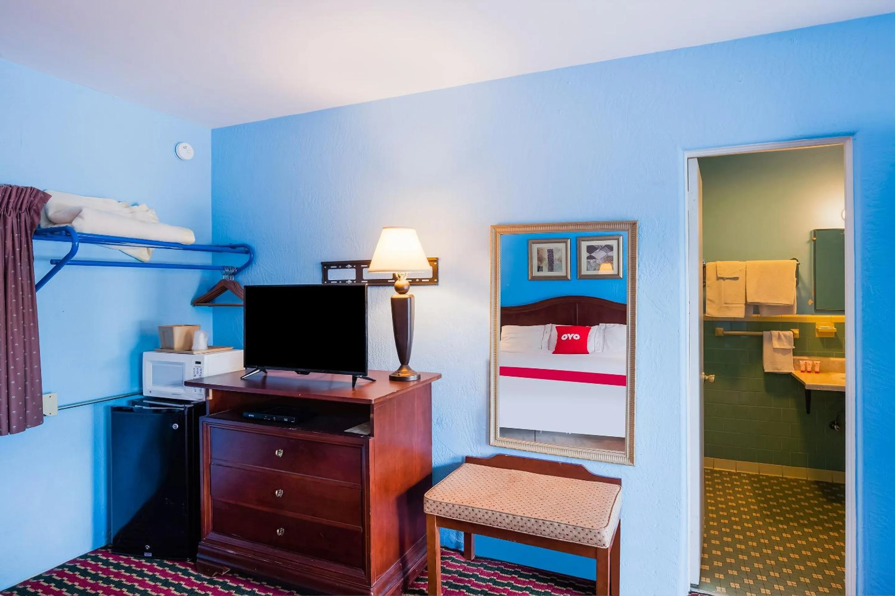 Bedroom in BlueJay Motel - Salem - Roanoke I-81