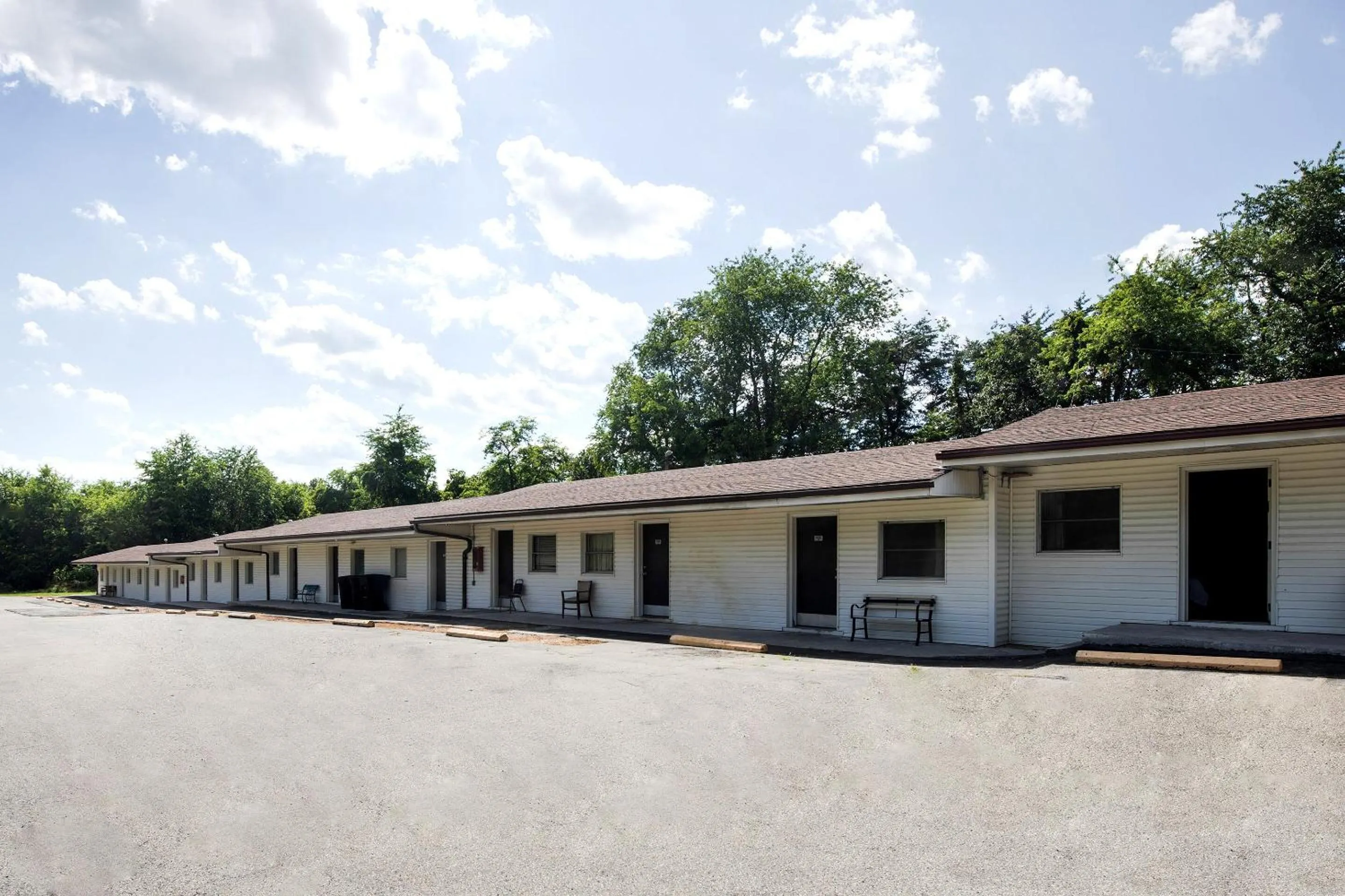 Parking in BlueJay Motel - Salem - Roanoke I-81