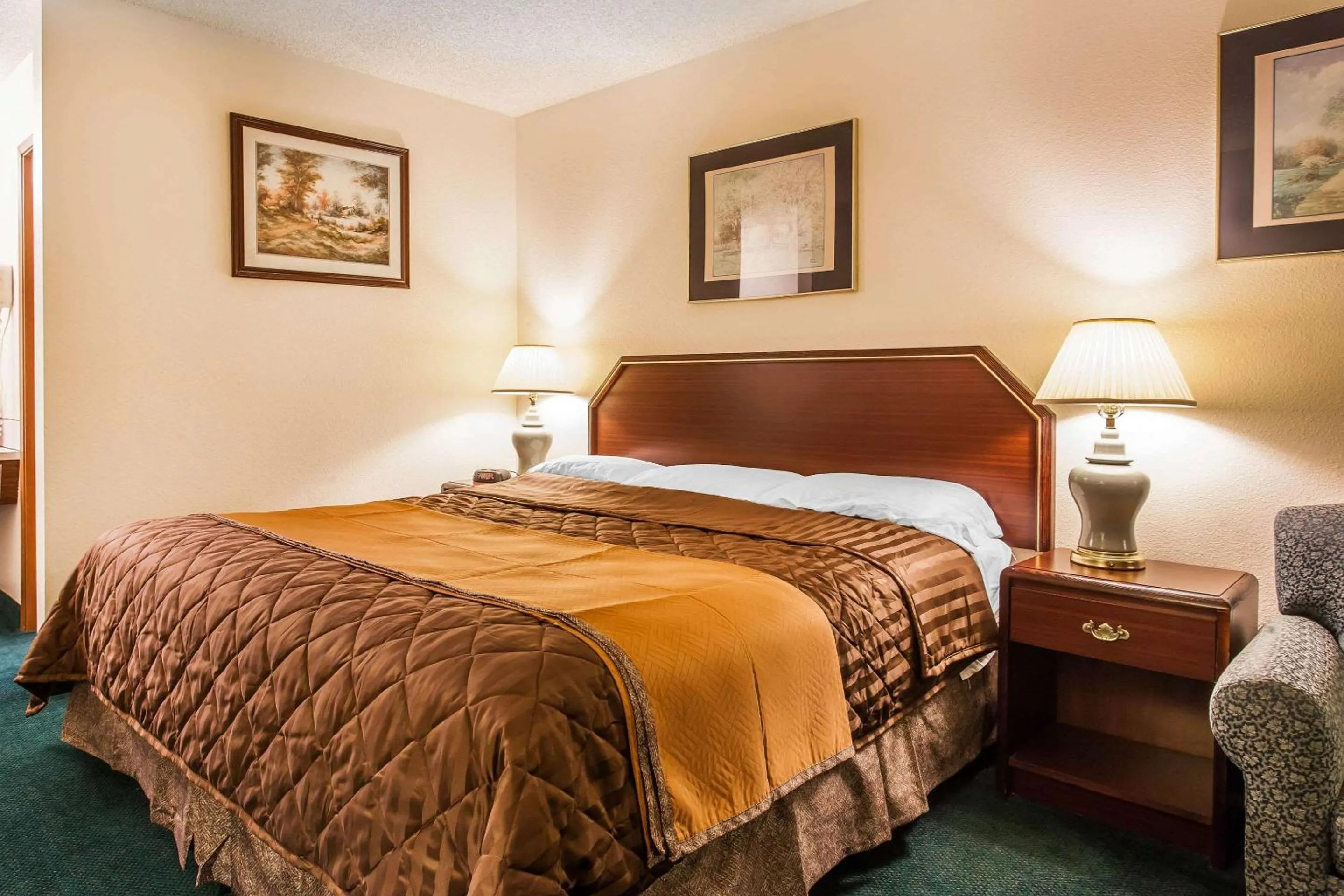 Photo of the whole room in Econo Lodge Everett