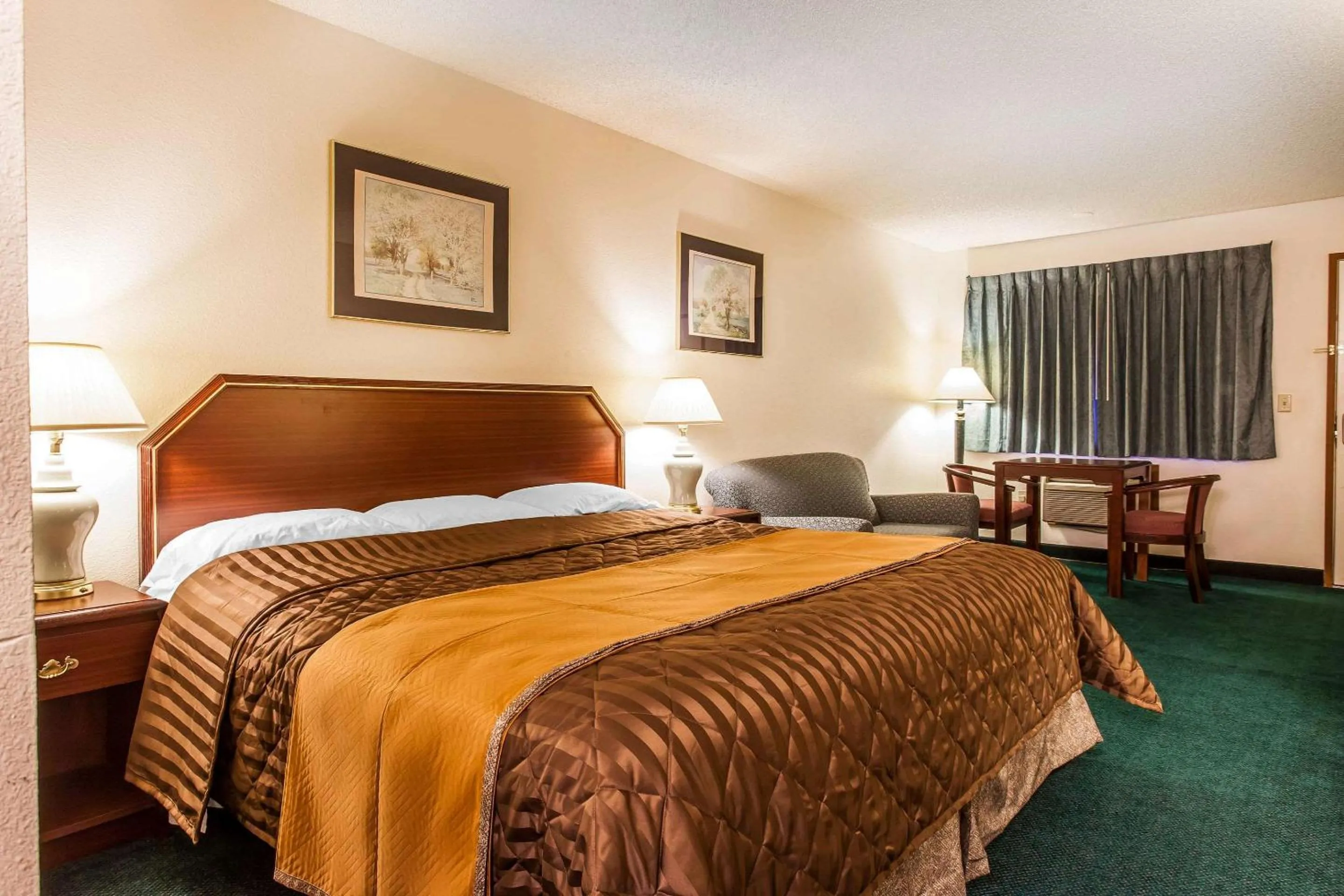 Photo of the whole room in Econo Lodge Everett