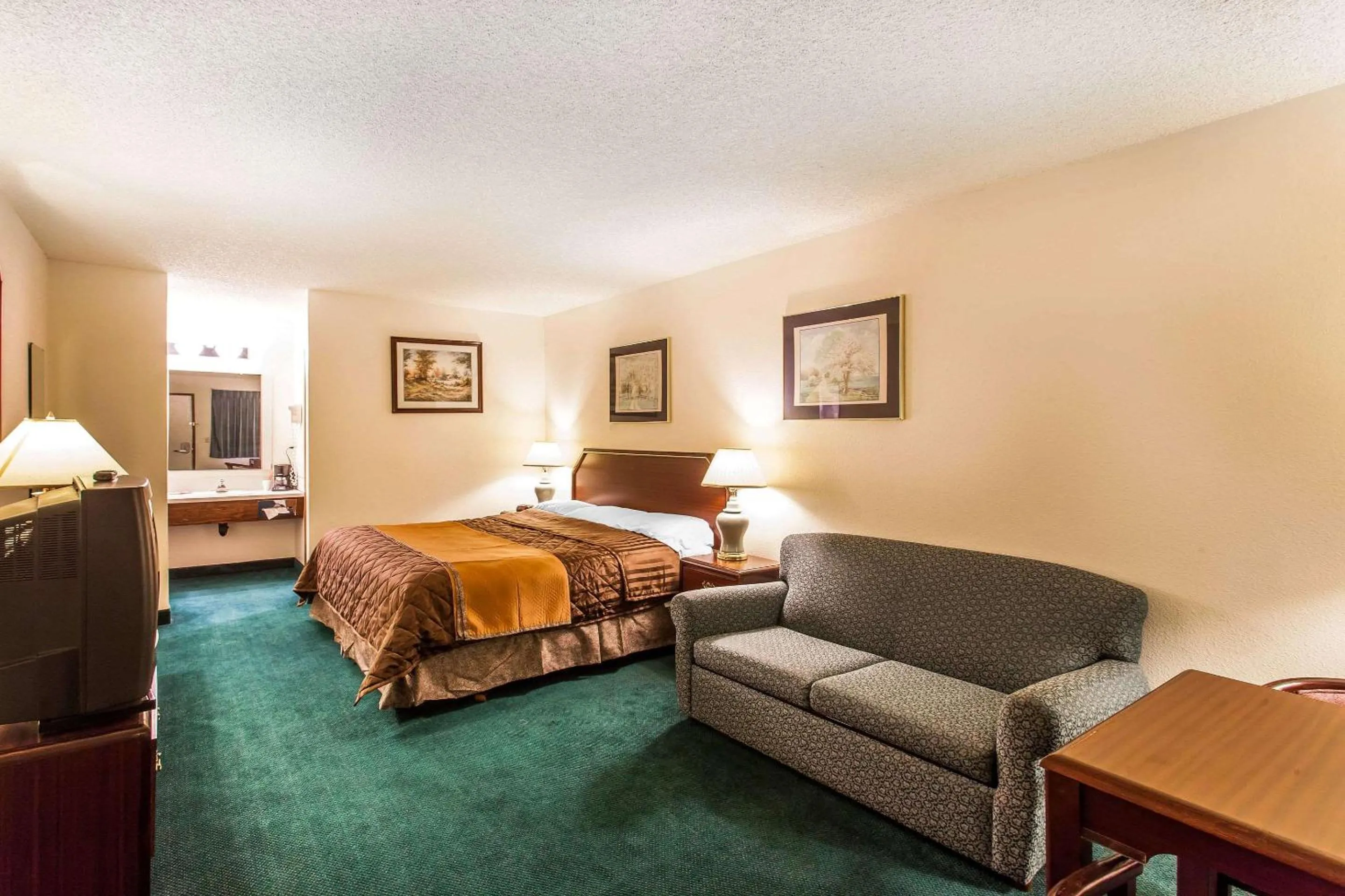 Photo of the whole room in Econo Lodge Everett