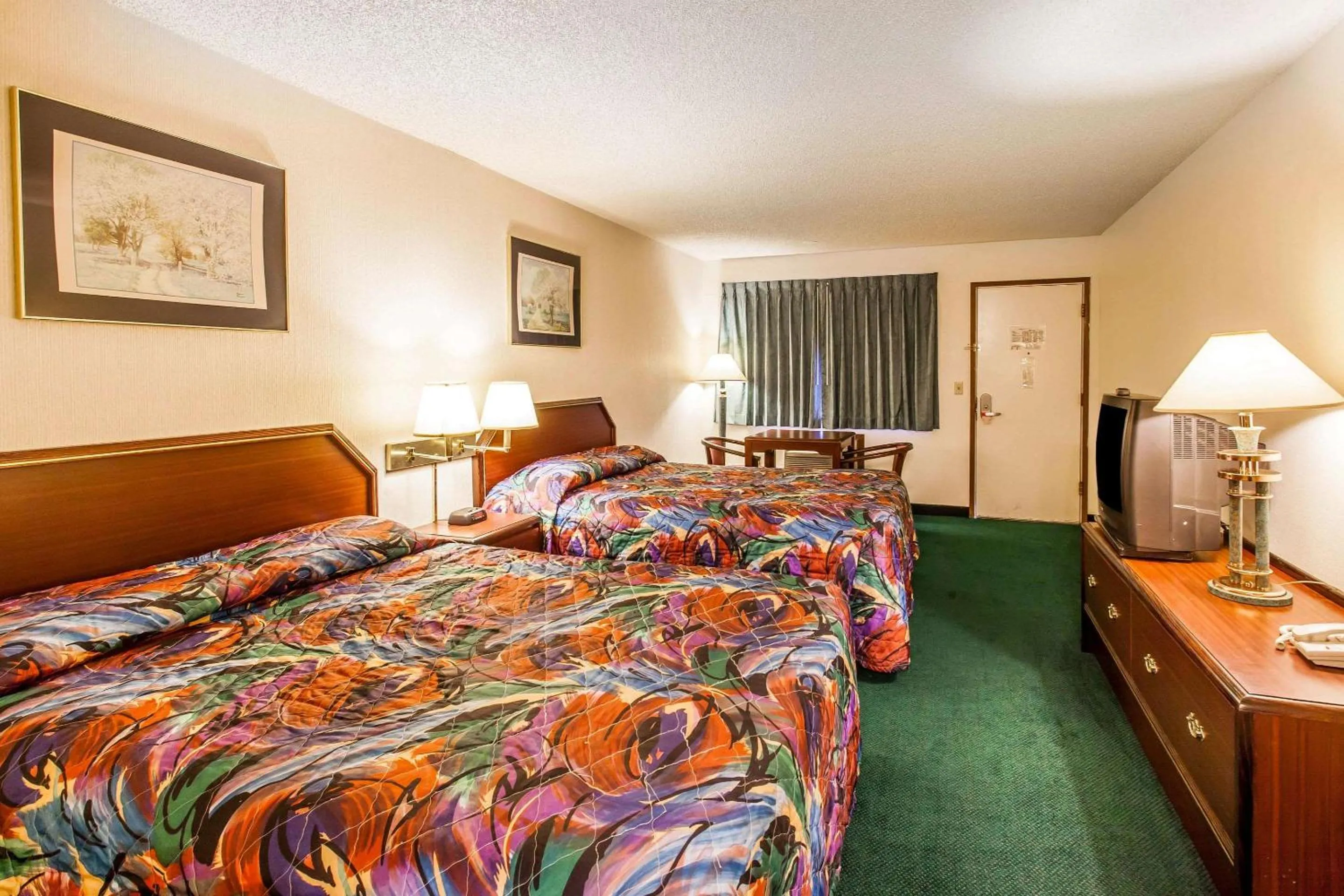 Photo of the whole room in Econo Lodge Everett