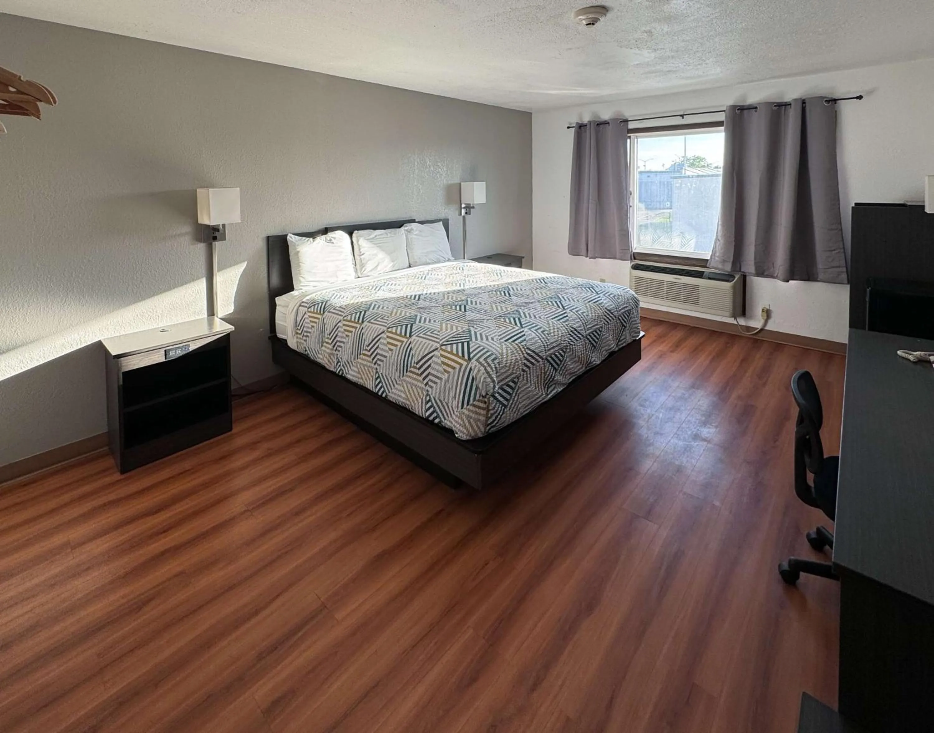 Bedroom, Bed in Motel 6-Fond Du Lac, WI