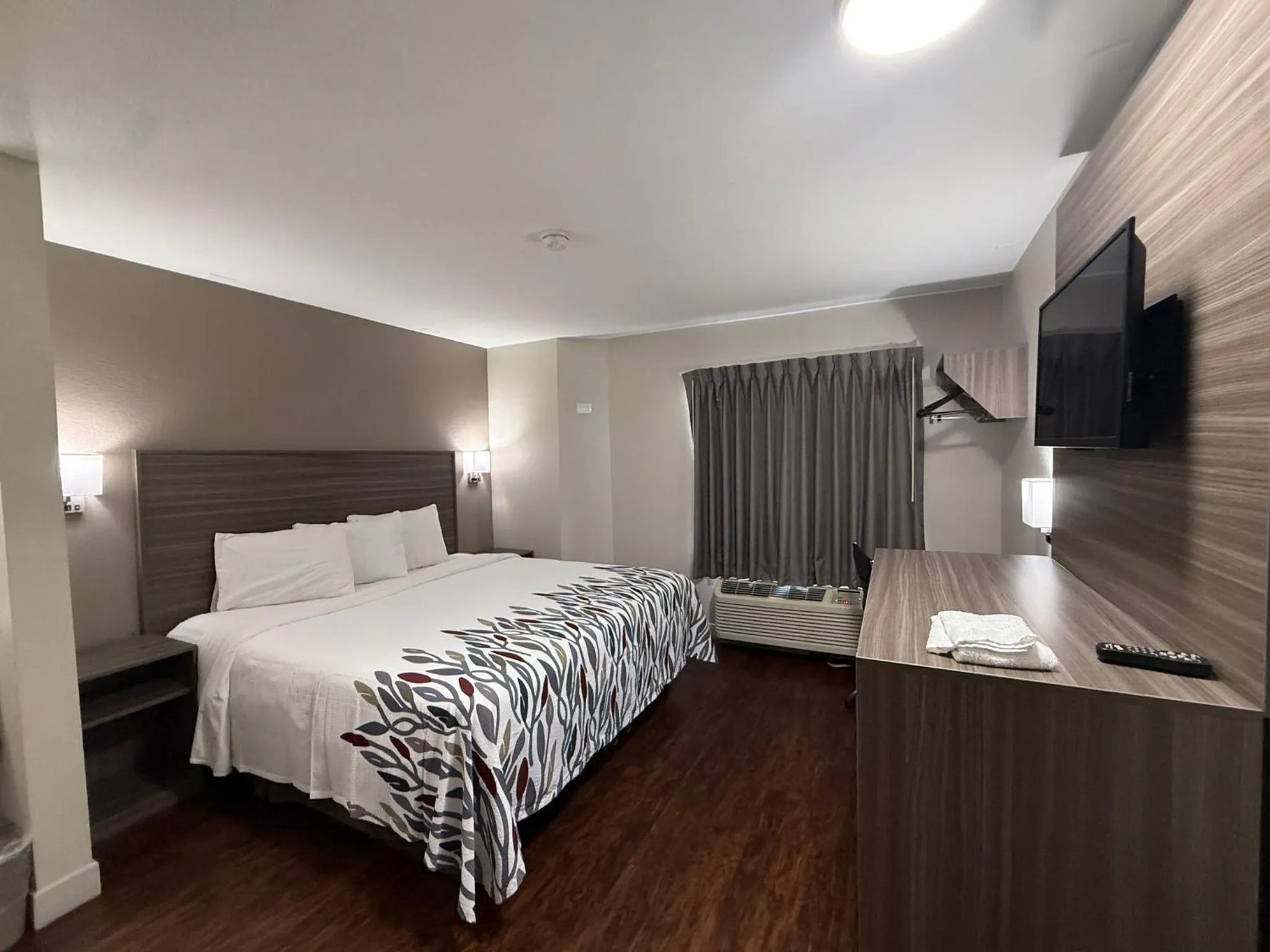 Photo of the whole room, Bed in Red Roof Inn Austin - Round Rock