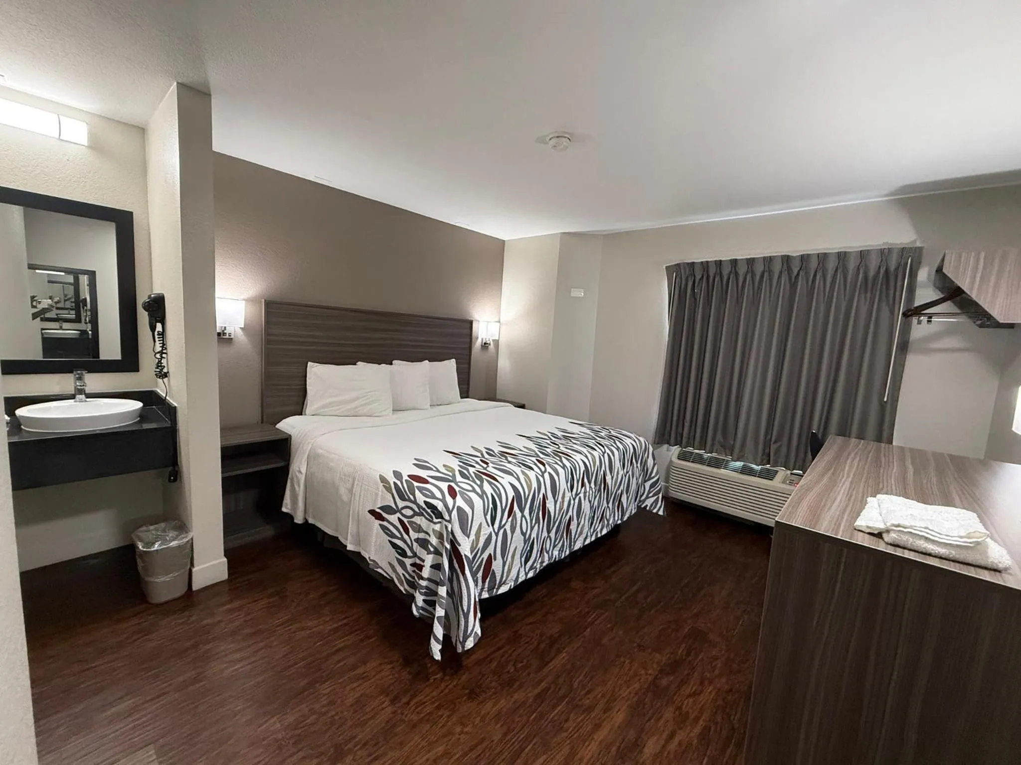 Photo of the whole room, Bed in Red Roof Inn Austin - Round Rock