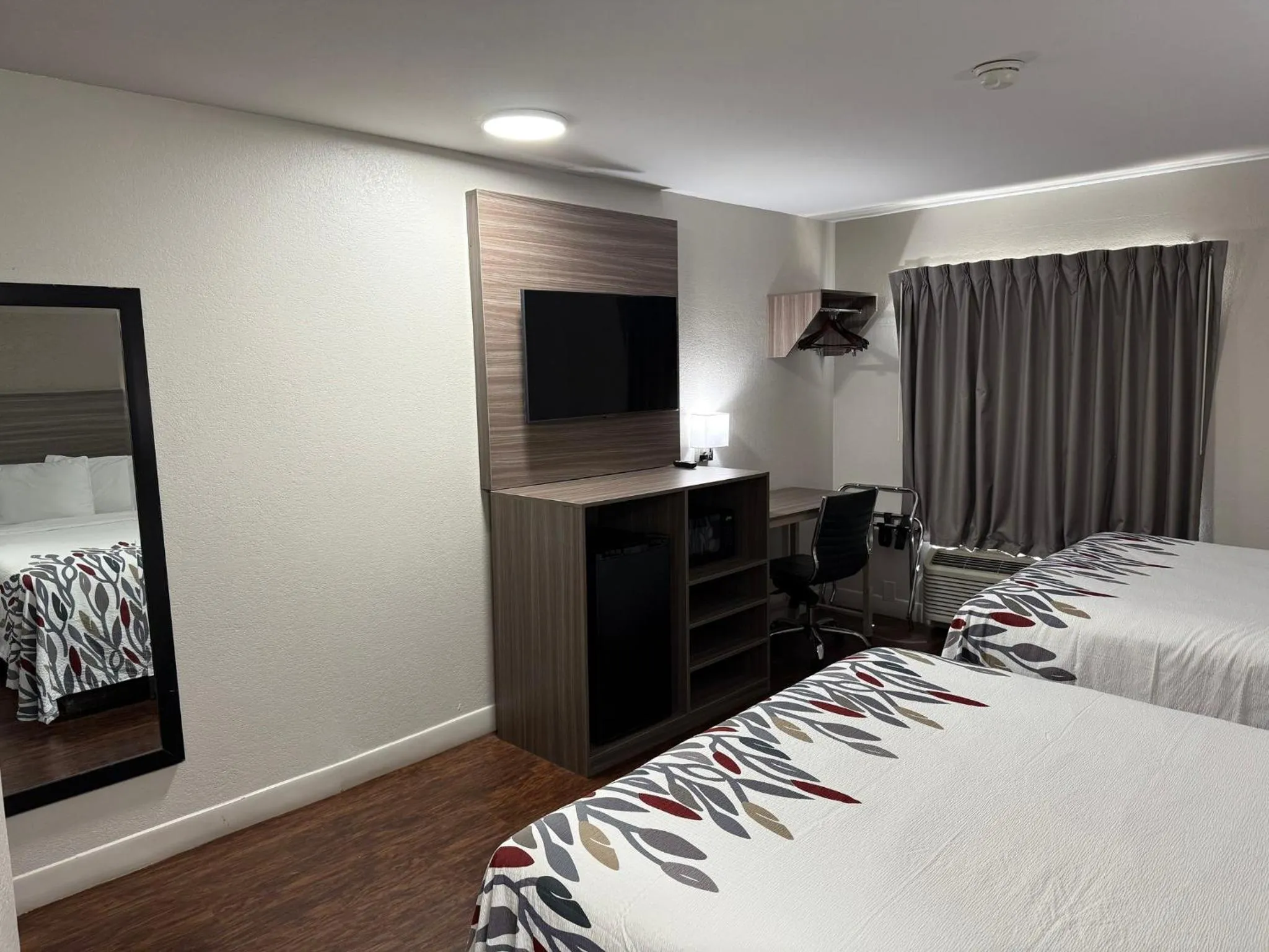 Photo of the whole room, Bed in Red Roof Inn Austin - Round Rock