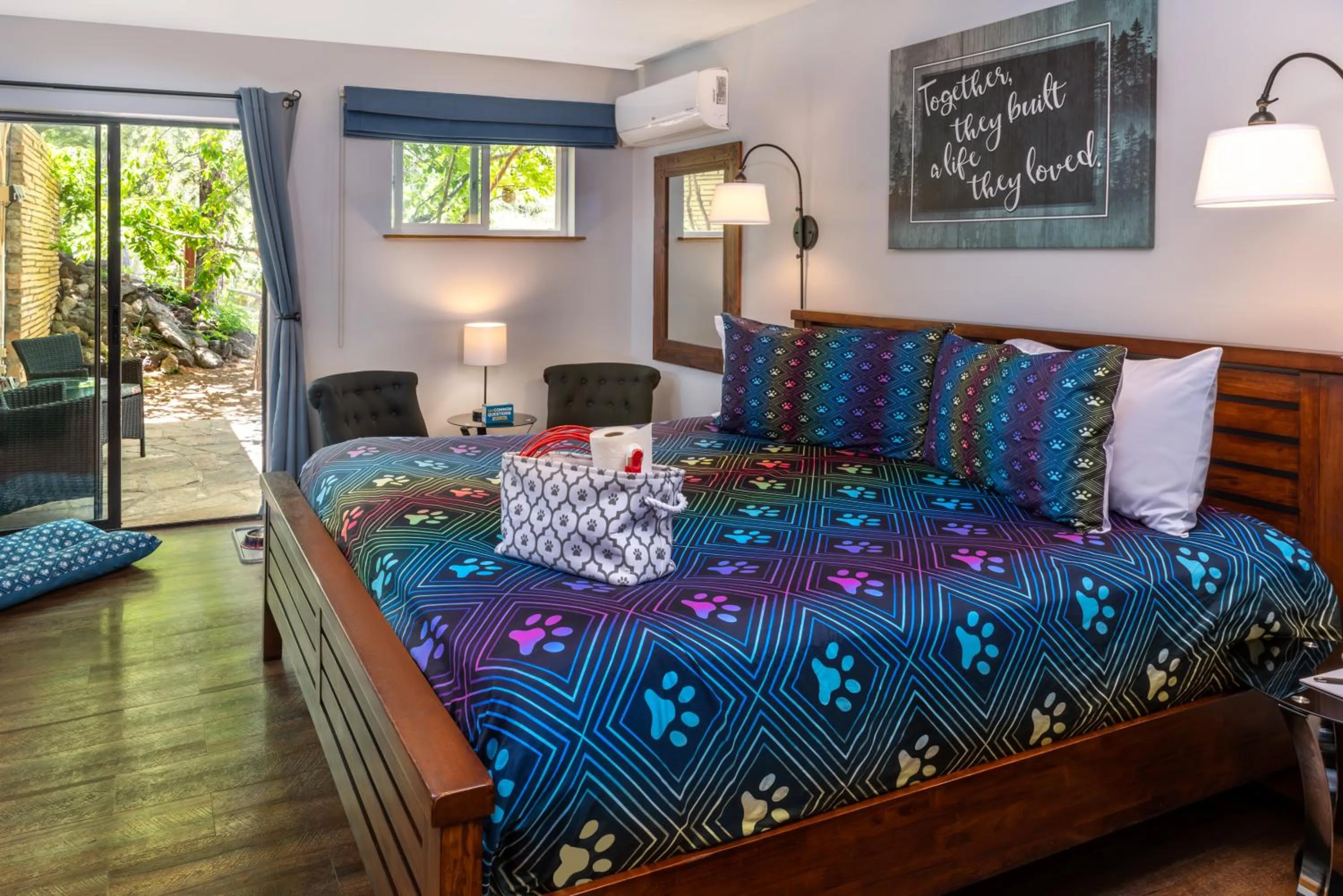 Pets, Bed in Sheridan House Inn- Adult Only Accommodation