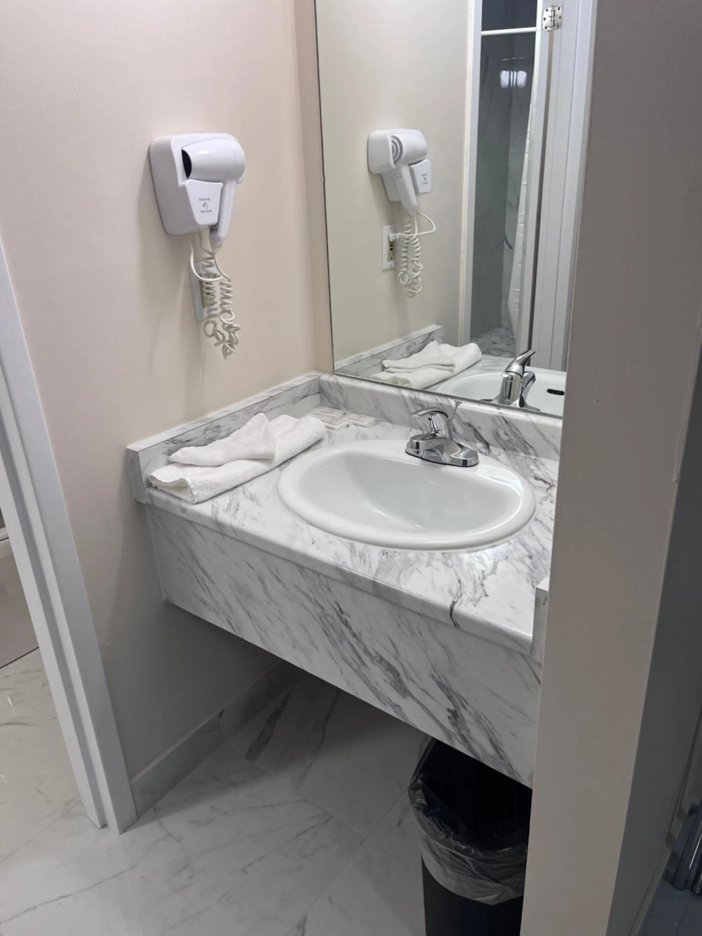 Falls Lodge & Suites