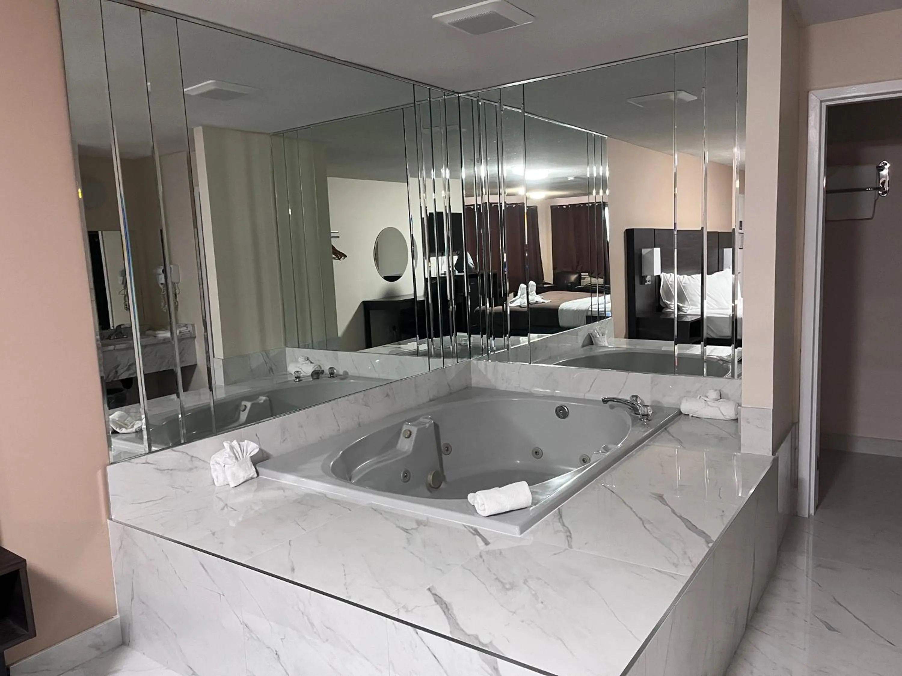 Falls Lodge & Suites